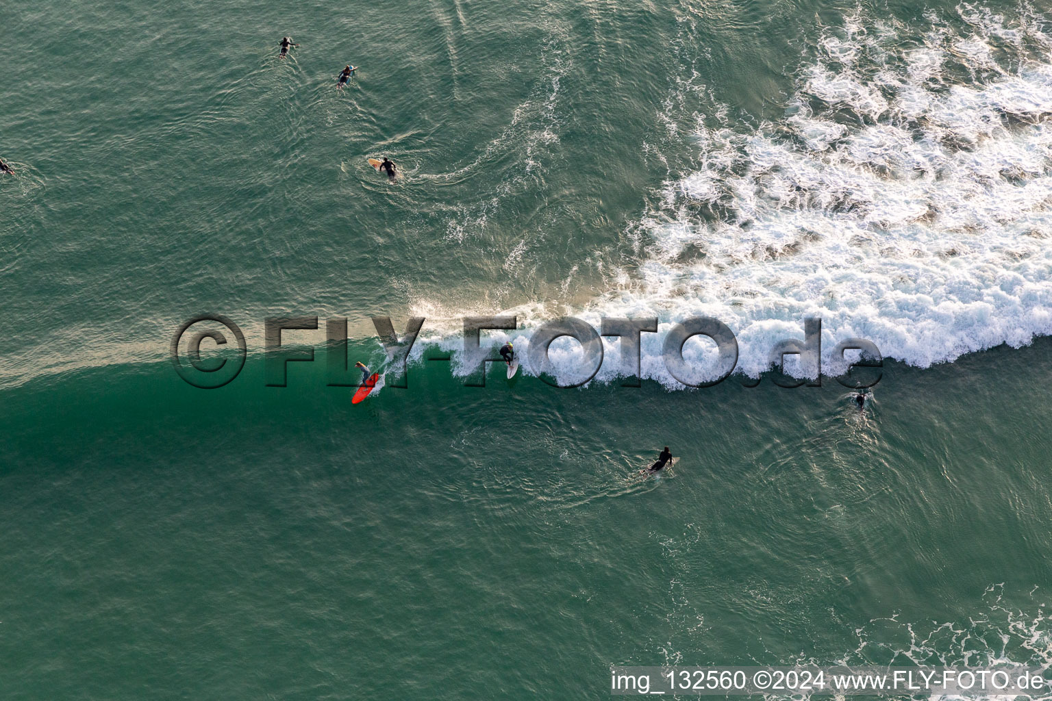 Wave surfeurs devant la Plage de Tronoën à Saint-Jean-Trolimon dans le département Finistère, France vue d'en haut