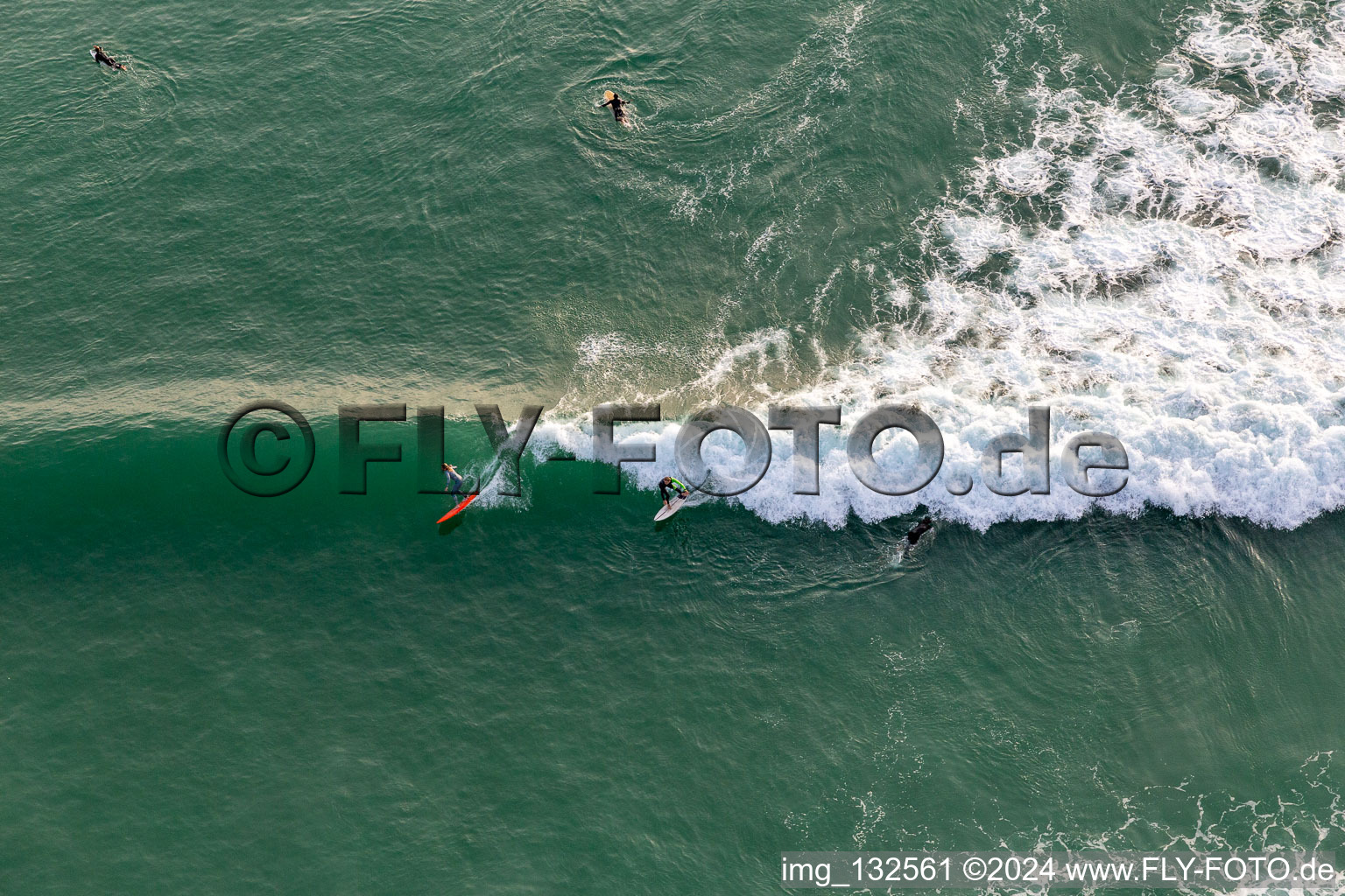 Wave surfeurs devant la Plage de Tronoën à Saint-Jean-Trolimon dans le département Finistère, France depuis l'avion