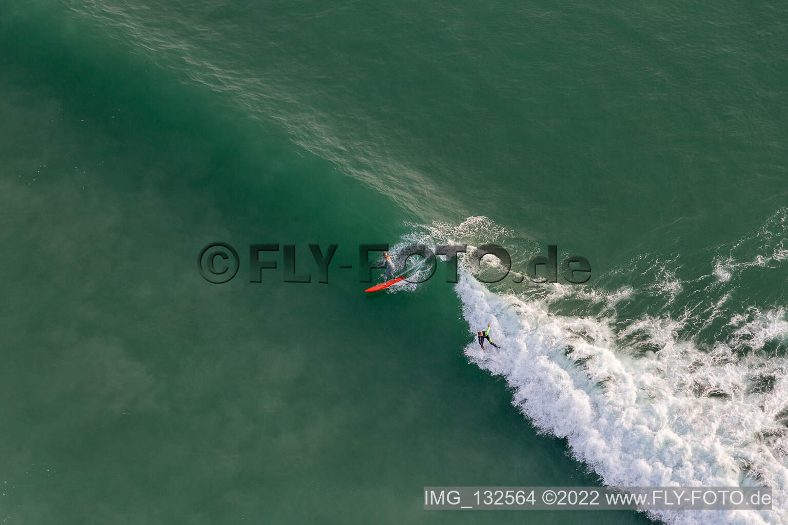 Enregistrement par drone de Wave surfeurs devant la Plage de Tronoën à Saint-Jean-Trolimon dans le département Finistère, France
