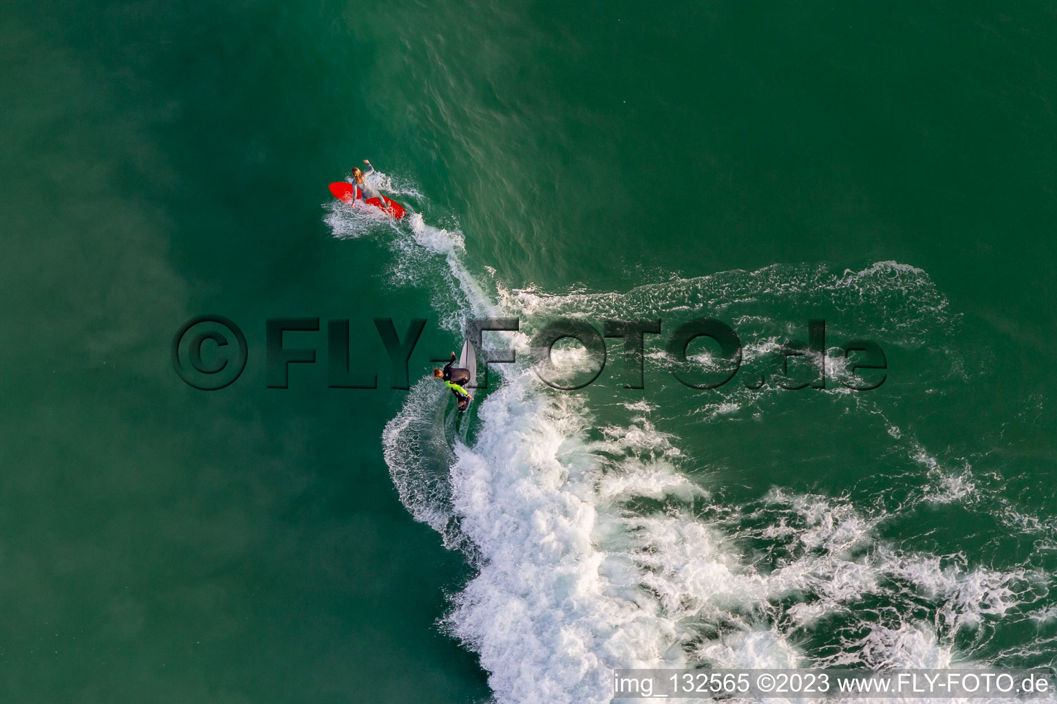 Vue aérienne de Wave surfeurs devant la Plage de Tronoën/Bretagne à Saint-Jean-Trolimon dans le département Finistère, France