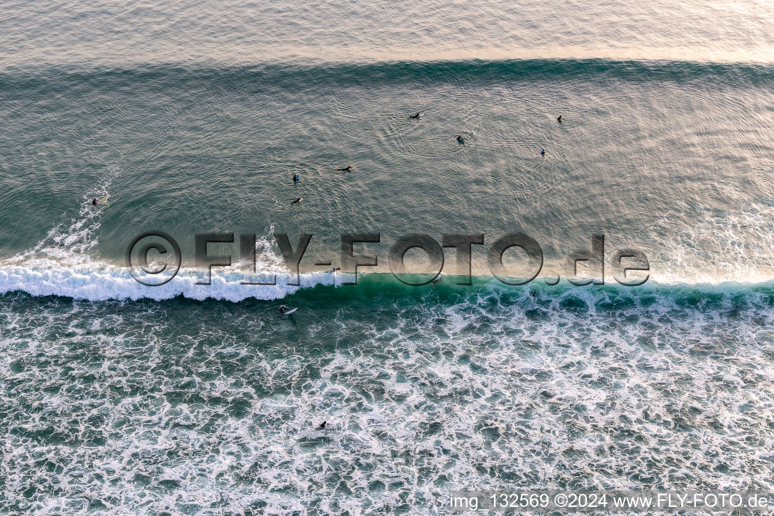Wave surfeurs devant la Plage de Tronoën à Saint-Jean-Trolimon dans le département Finistère, France vu d'un drone