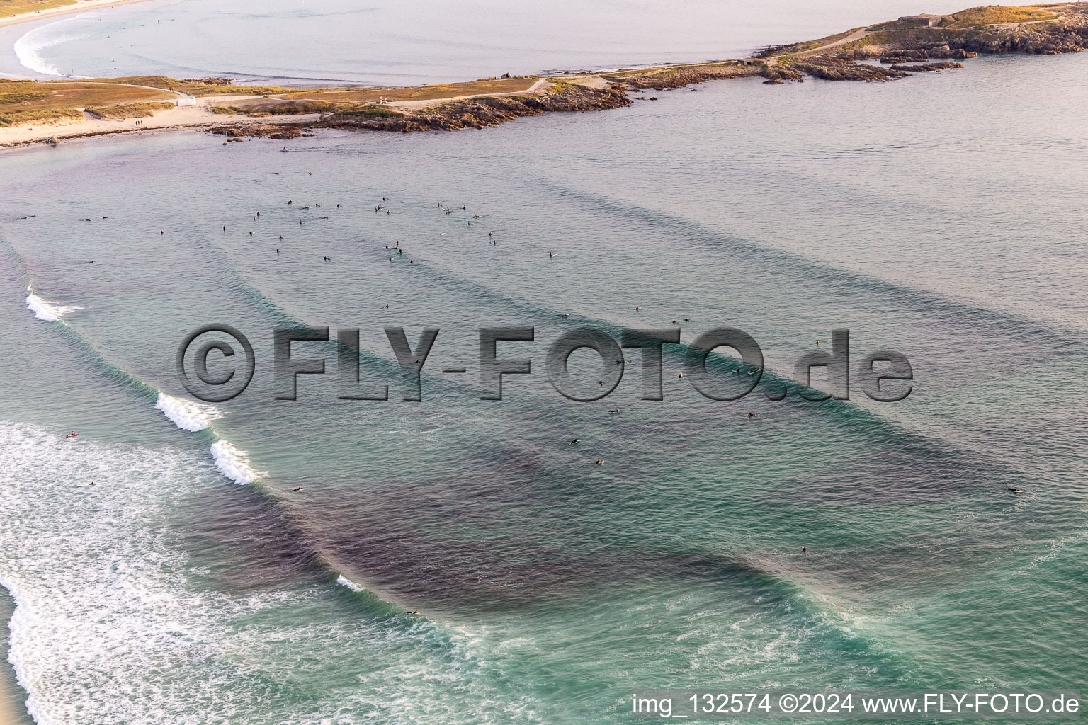 Vue aérienne de Surfeurs devant la plage la Torche-Tronoën à Saint-Jean-Trolimon dans le département Finistère, France