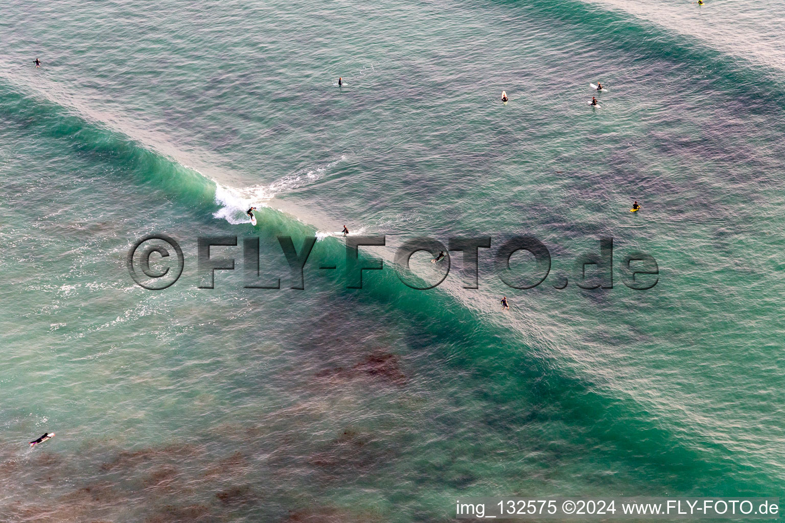 Vue aérienne de Surfeurs devant la plage la Torche-Tronoën à Saint-Jean-Trolimon dans le département Finistère, France