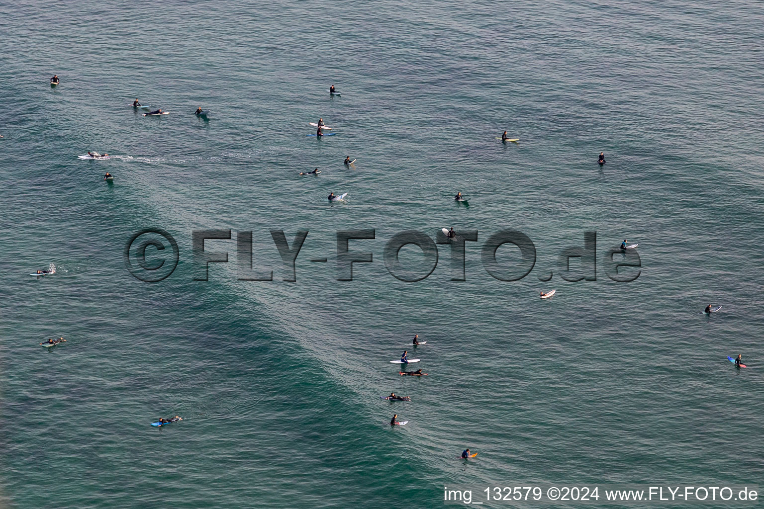 Vue aérienne de Surfeurs devant la plage la Torche-Tronoën à Plomeur dans le département Finistère, France