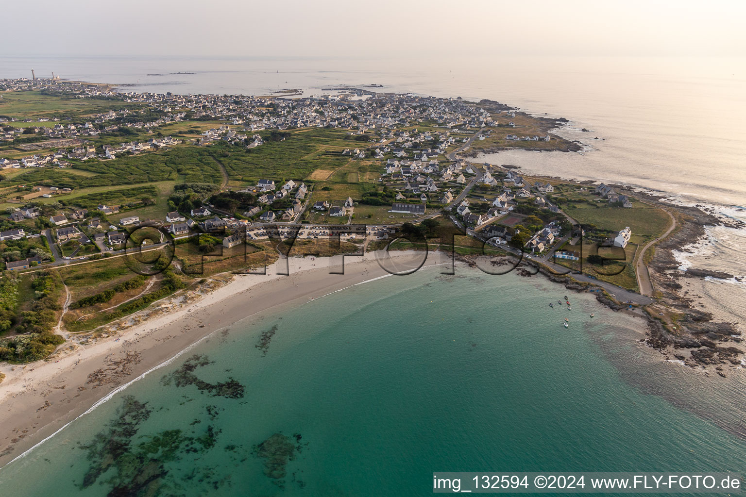 Vue aérienne de Plage de Pors-Carn à le quartier St-Guenole-St Pierre in Penmarch dans le département Finistère, France