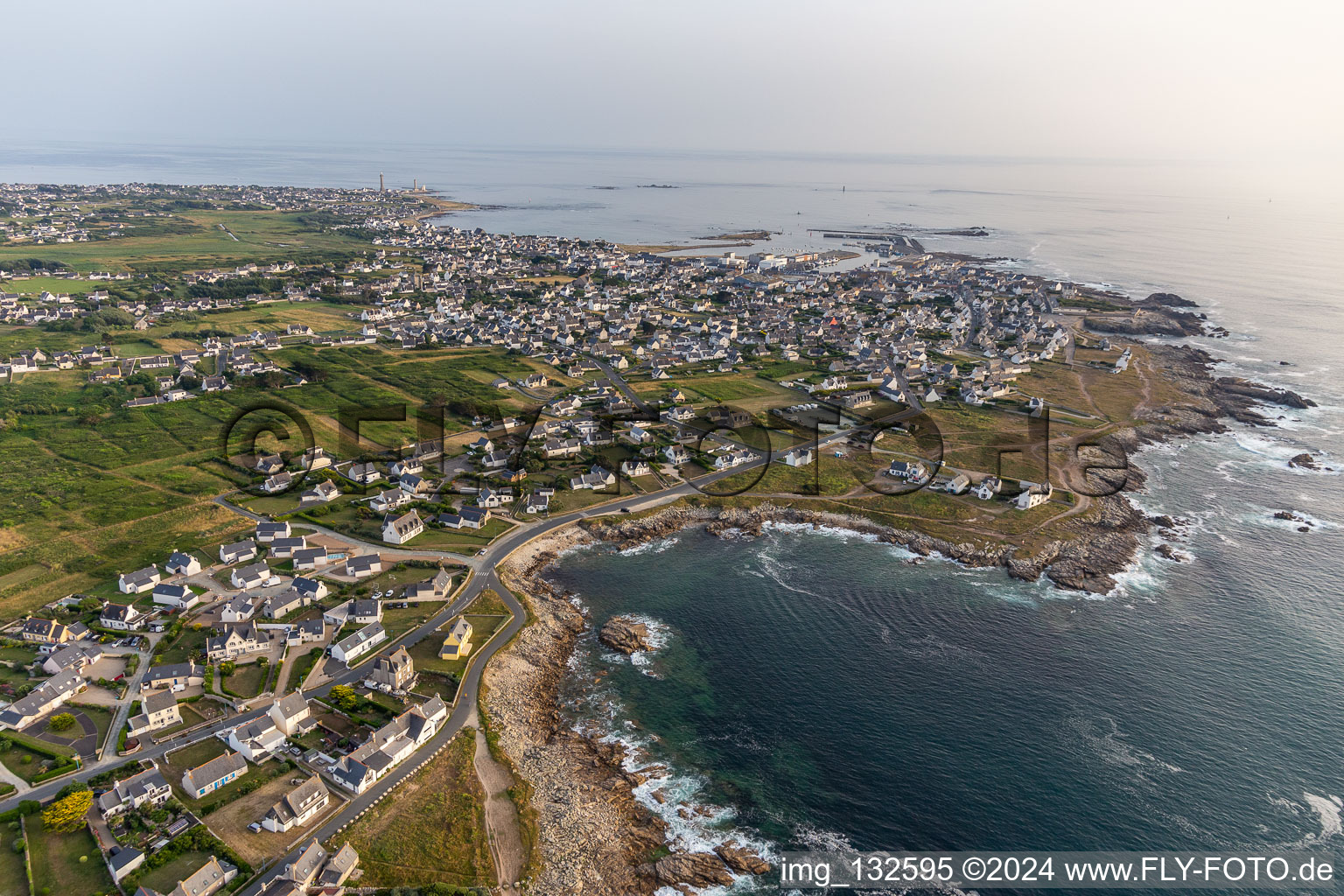 Vue aérienne de Quartier St-Guenole-St Pierre in Penmarch dans le département Finistère, France