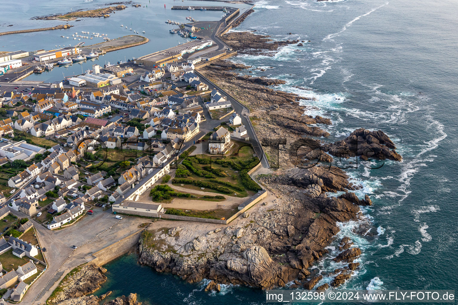 Vue aérienne de Hôtel à La Roche du Préfet à le quartier St-Guenole-St Pierre in Penmarch dans le département Finistère, France