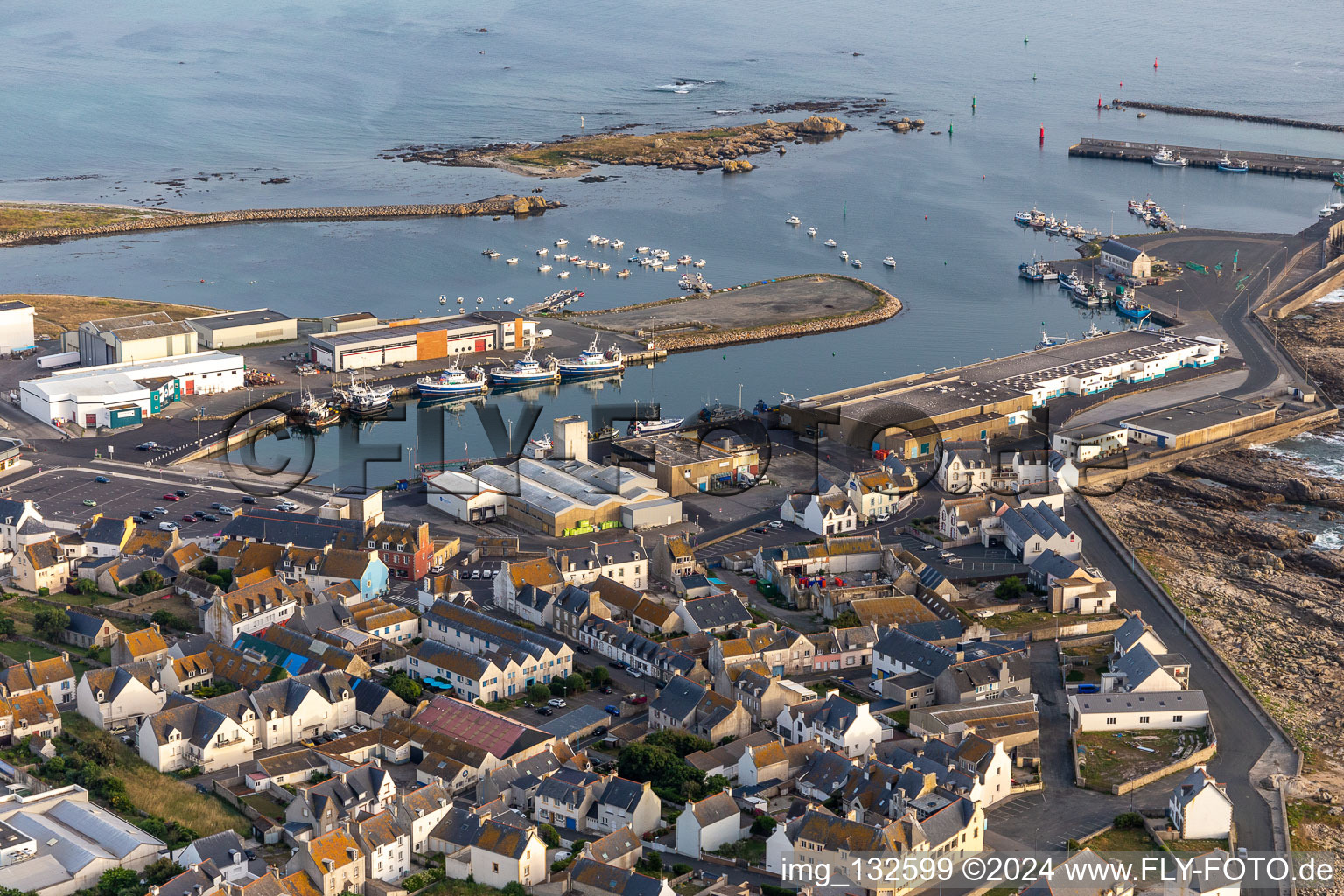 Vue aérienne de Port de pêche de Saint-Guénolé à le quartier St-Guenole-St Pierre in Penmarch dans le département Finistère, France