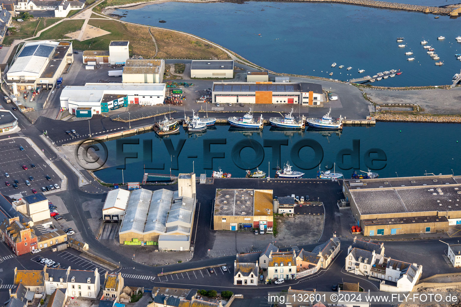 Vue aérienne de Port de pêche de Saint-Guénolé à le quartier St-Guenole-St Pierre in Penmarch dans le département Finistère, France