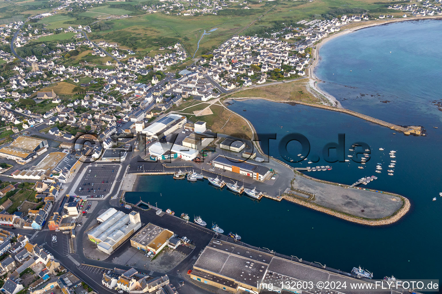 Vue aérienne de La Houle Marée à le quartier St-Guenole-St Pierre in Penmarch dans le département Finistère, France