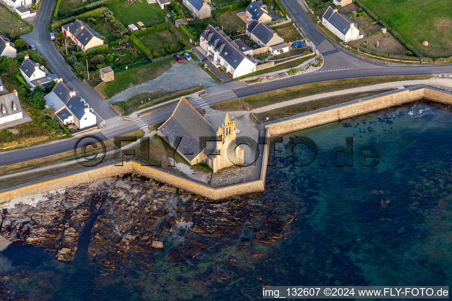 Vue aérienne de Chapelle Notre-Dame-de-la-Joie à le quartier St-Guenole-St Pierre in Penmarch dans le département Finistère, France