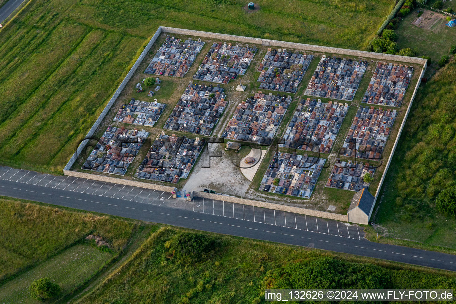 Vue aérienne de Cimetière à le quartier St-Guenole-St Pierre in Penmarch dans le département Finistère, France