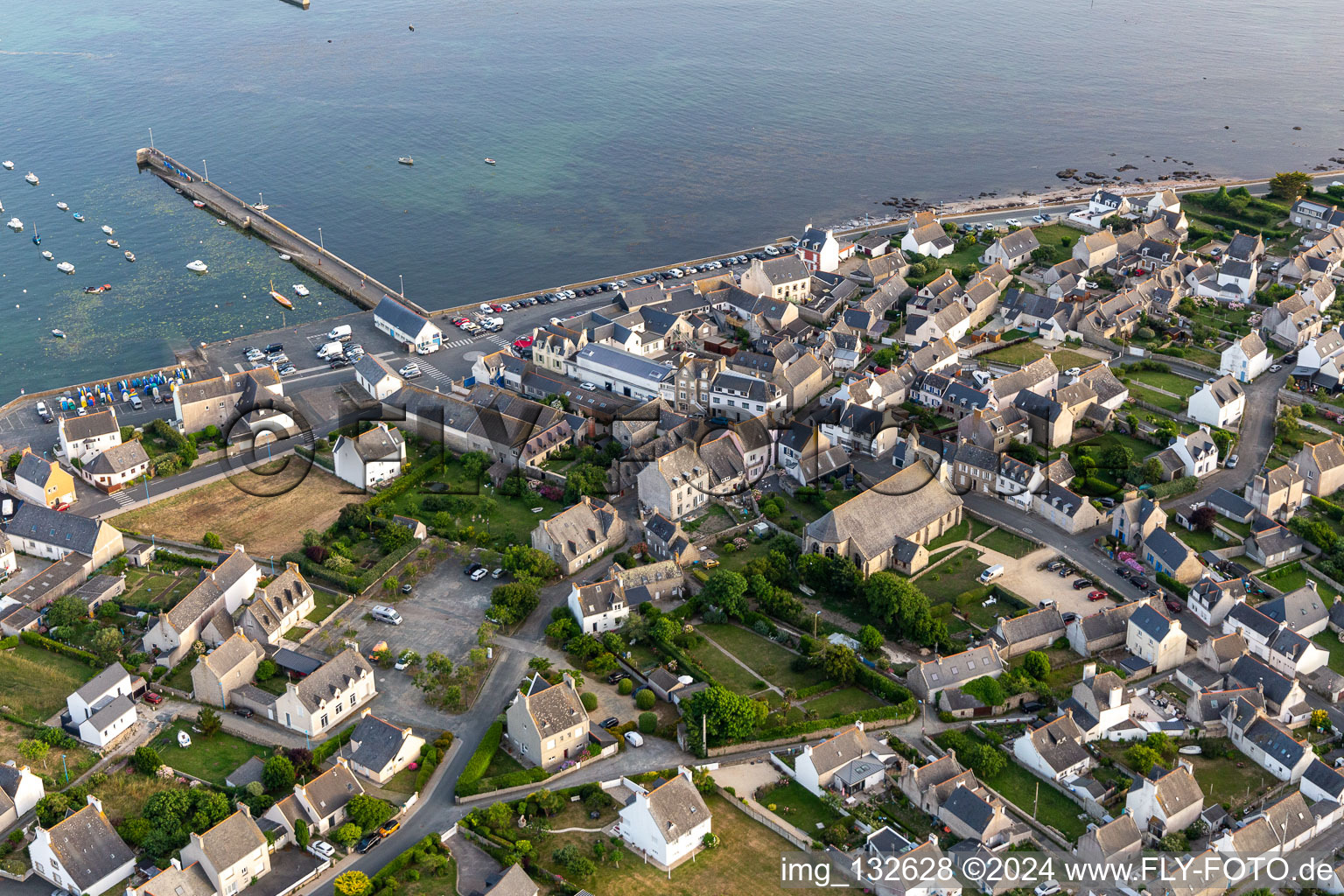 Vue aérienne de Estacade de Kérité à le quartier Penmarc'h-Kerity in Penmarch dans le département Finistère, France