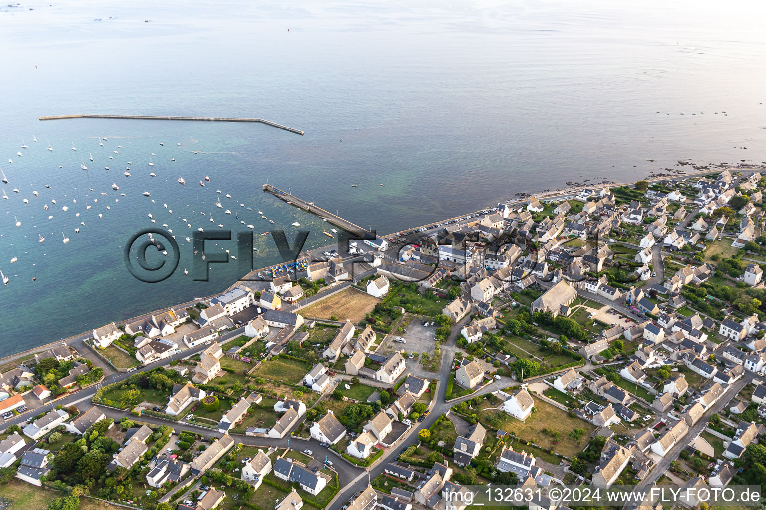 Vue aérienne de Estacade de Kérité à le quartier Penmarc'h-Kerity in Penmarch dans le département Finistère, France