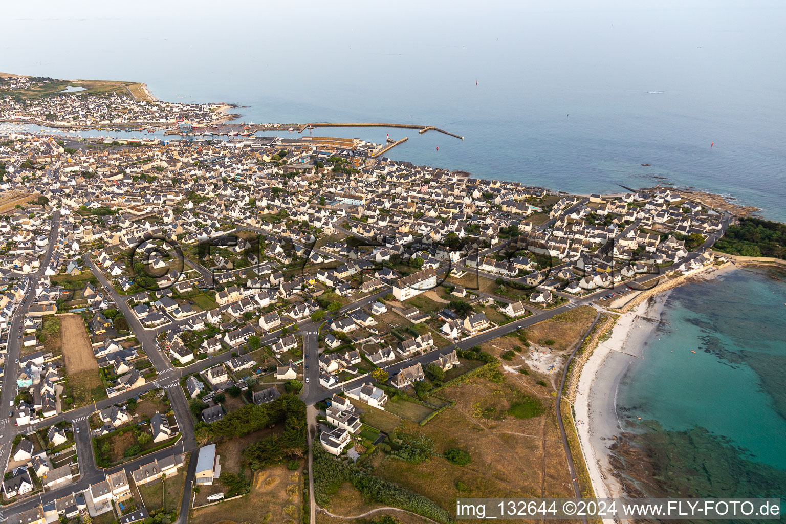 Vue aérienne de Plage de la Grève Blanche à Guilvinec dans le département Finistère, France