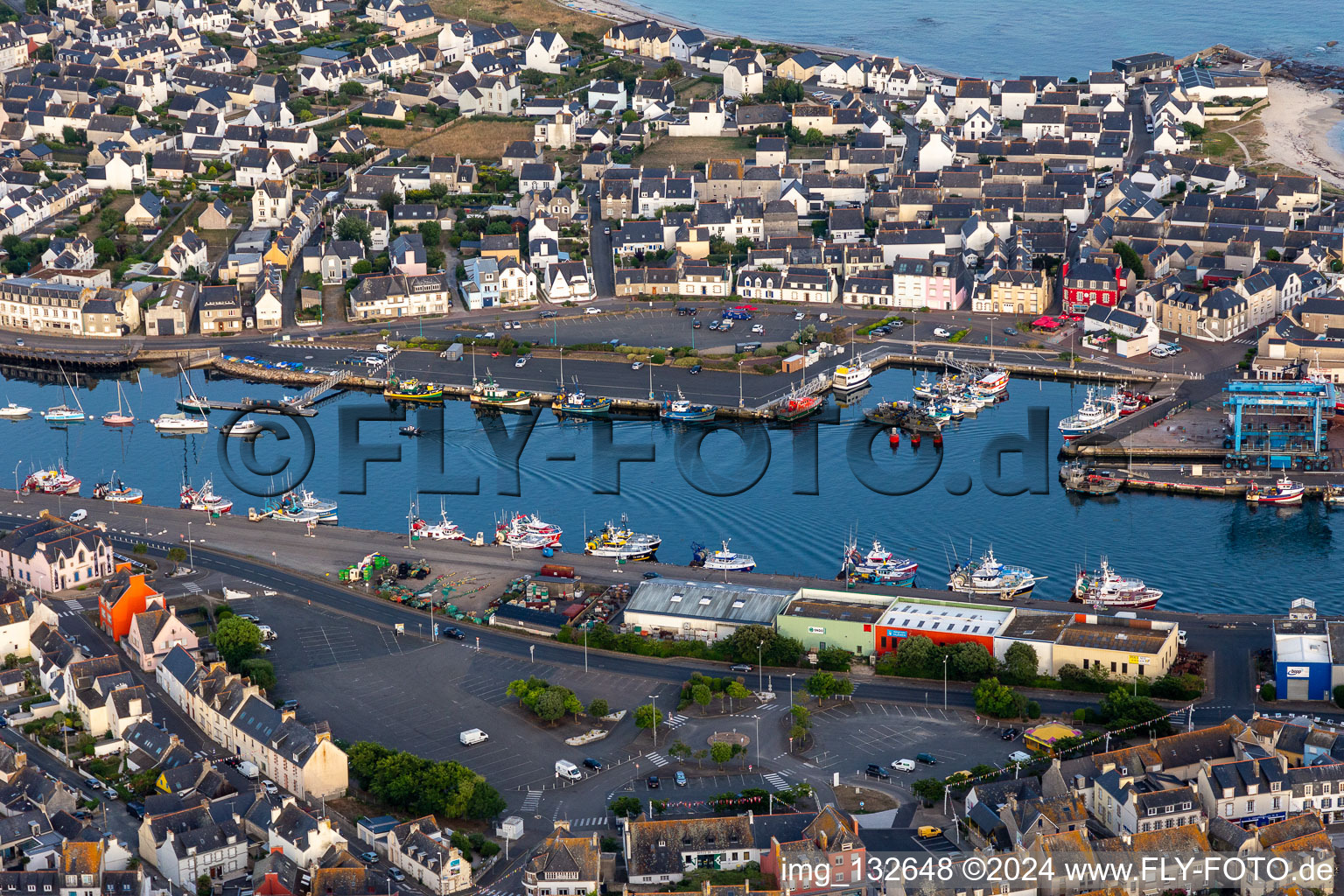 Port de Guilvine à Treffiagat dans le département Finistère, France d'en haut