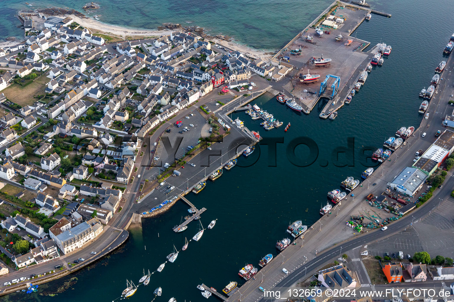 Vue aérienne de Haliotika - La Cité de la Pêch à Guilvinec dans le département Finistère, France