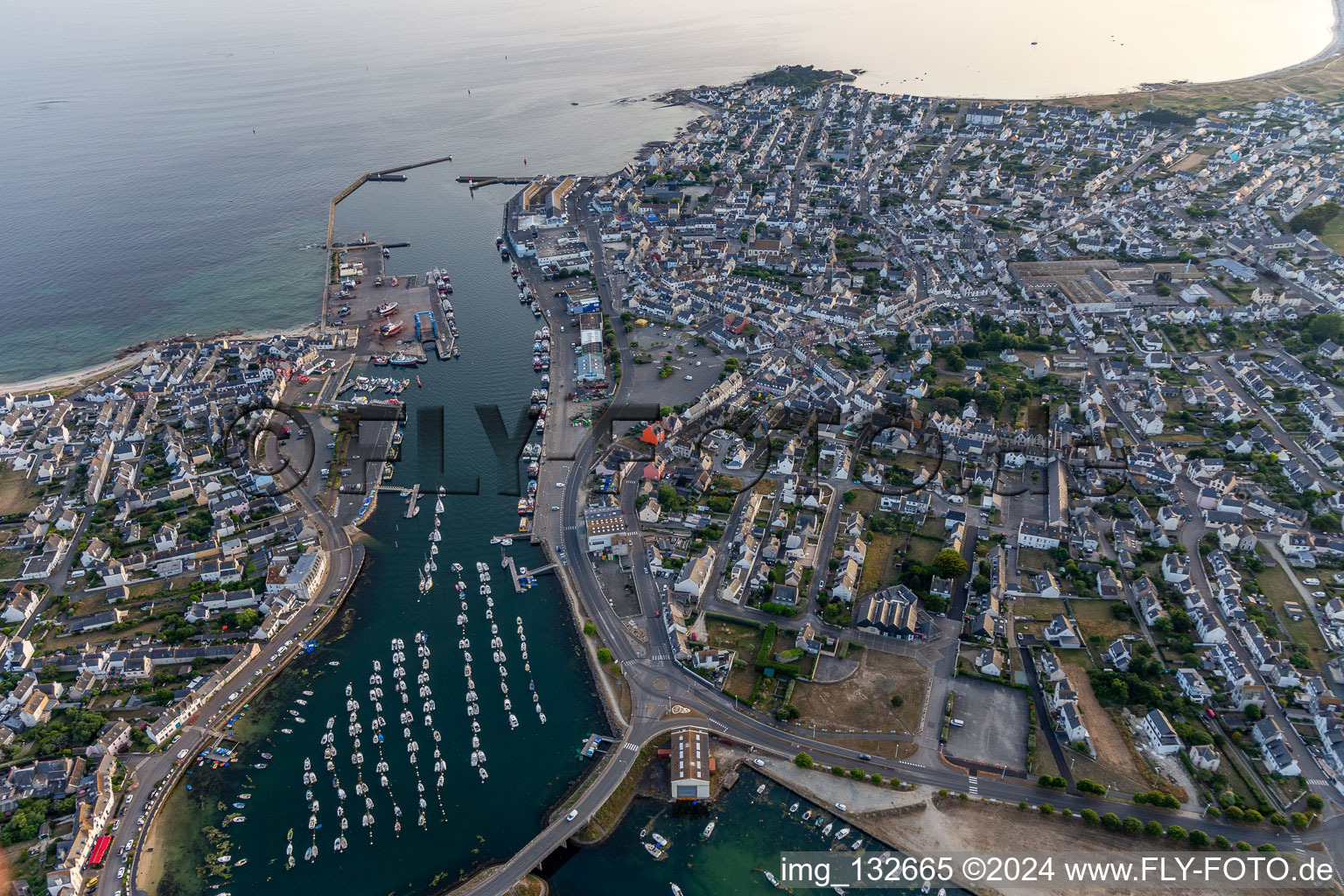 Port de Guilvine à Treffiagat dans le département Finistère, France vue du ciel