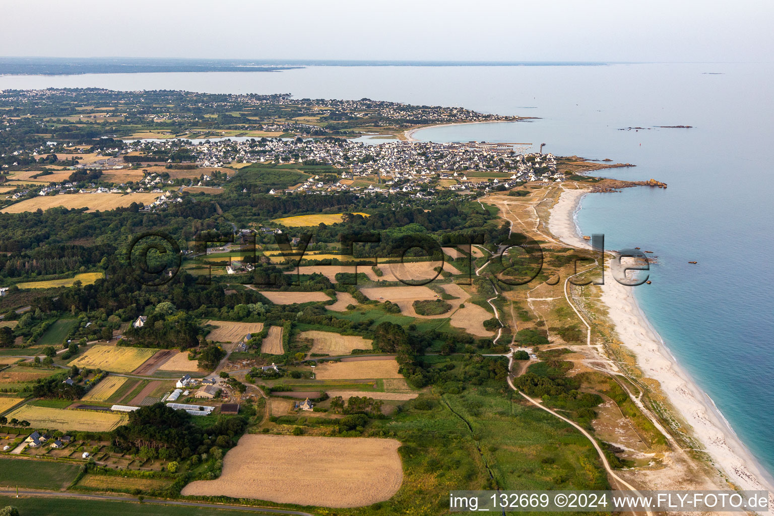 Vue aérienne de Plage de Skividen à Treffiagat dans le département Finistère, France