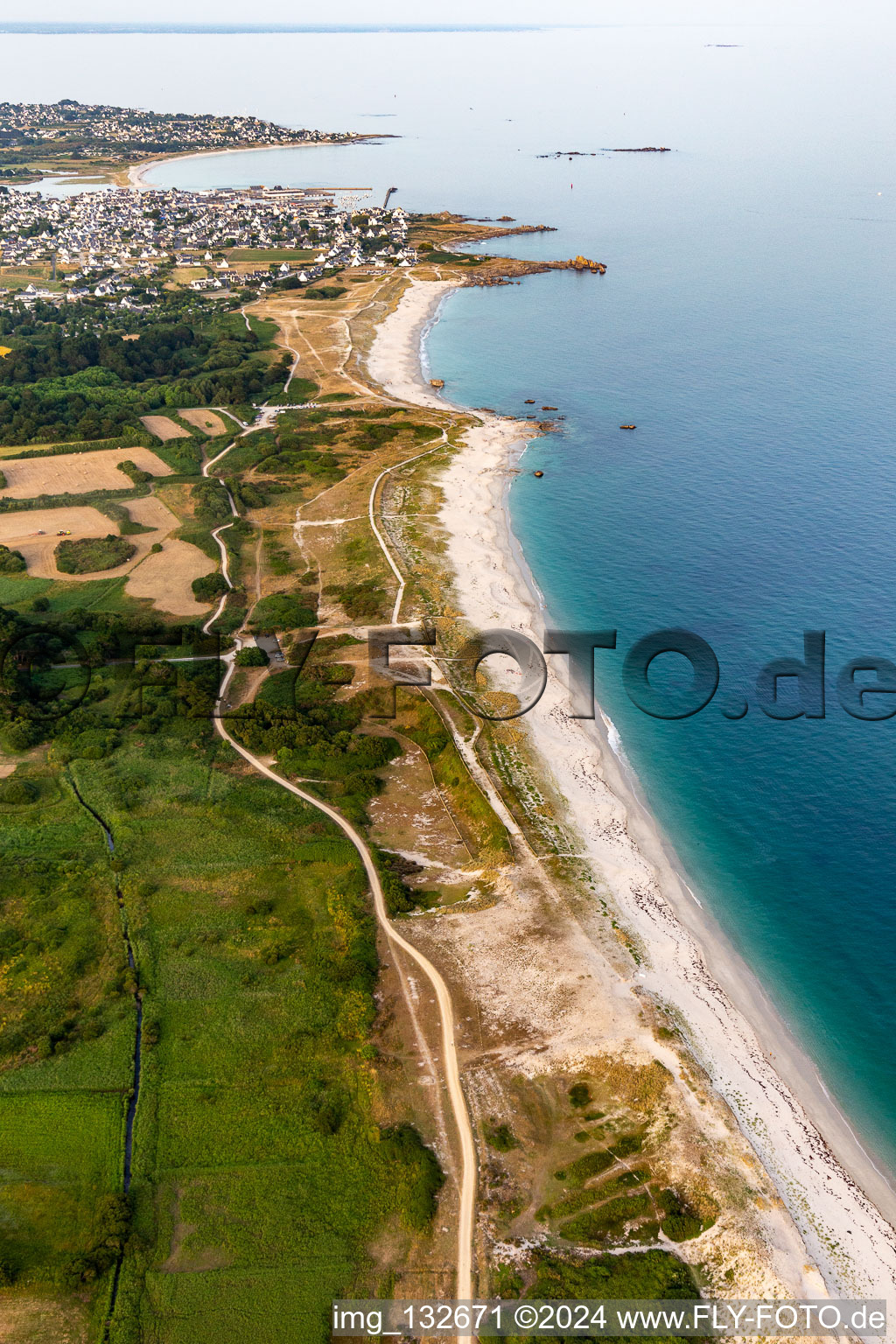 Vue aérienne de Plage de Skividen à Treffiagat dans le département Finistère, France