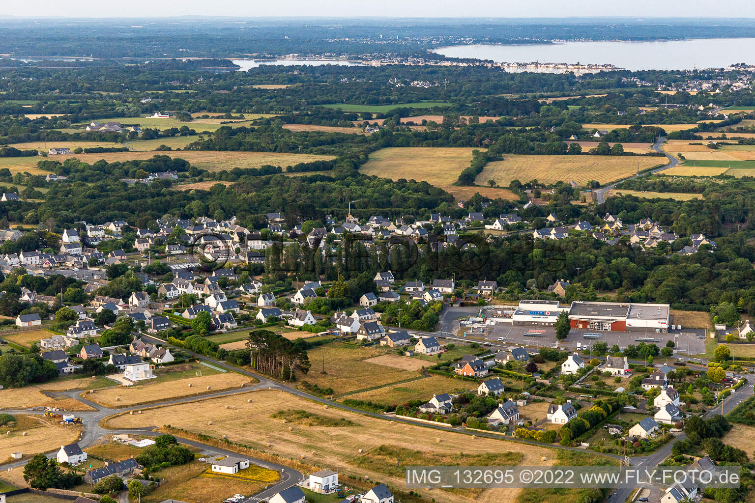 Vue aérienne de Super U et Drive à Plobannalec-Lesconil dans le département Finistère, France