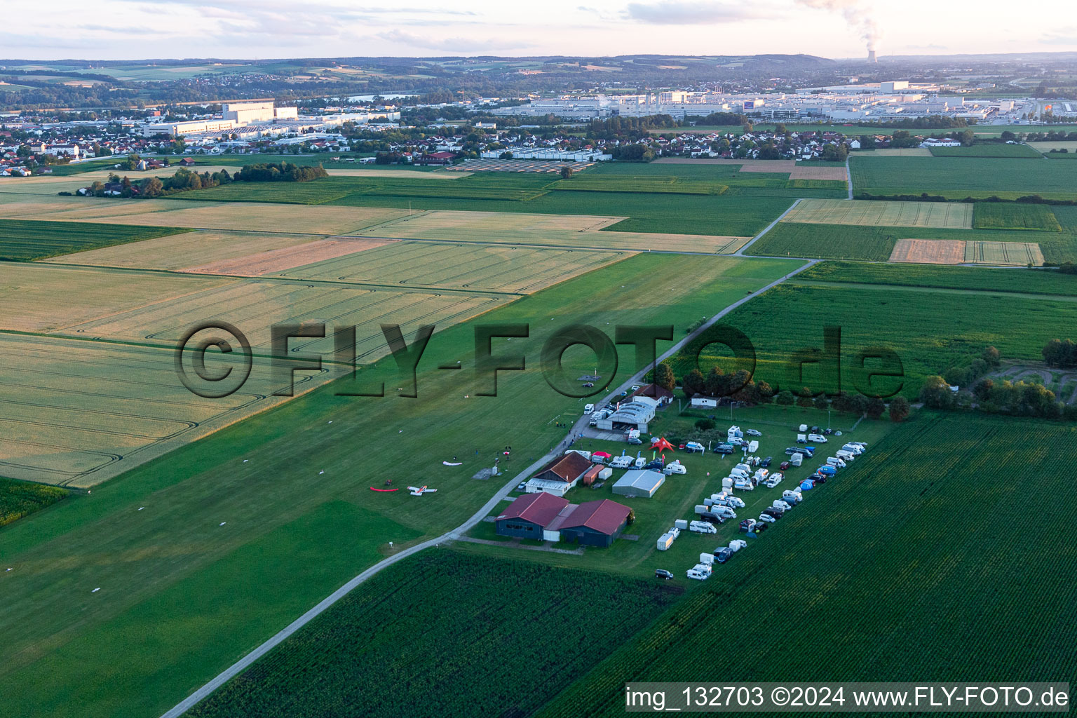 Vue aérienne de Aéroport Dingolfing à le quartier Höll in Dingolfing dans le département Bavière, Allemagne