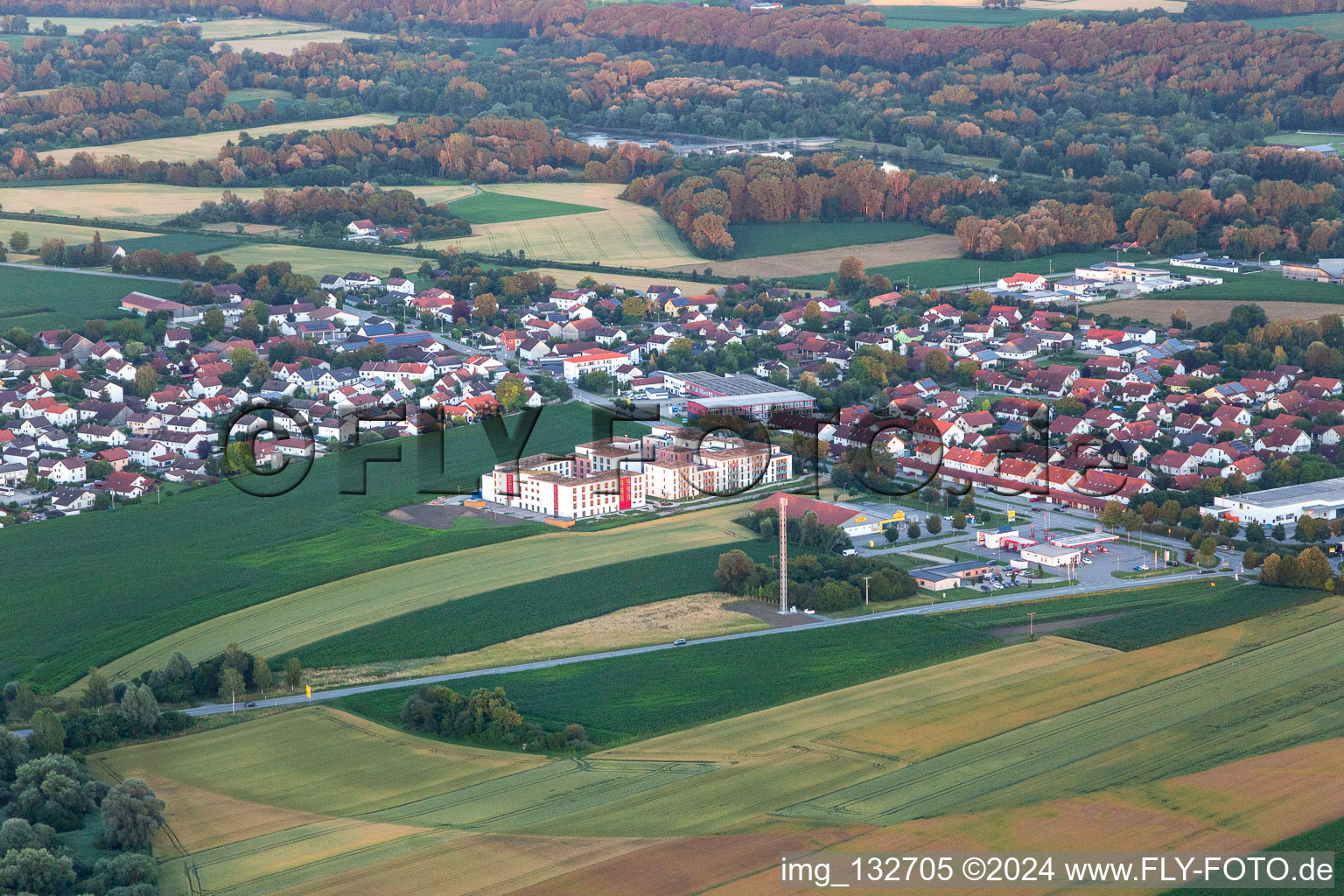 Vue aérienne de Station service Netto et Avia à Gottfrieding dans le département Bavière, Allemagne