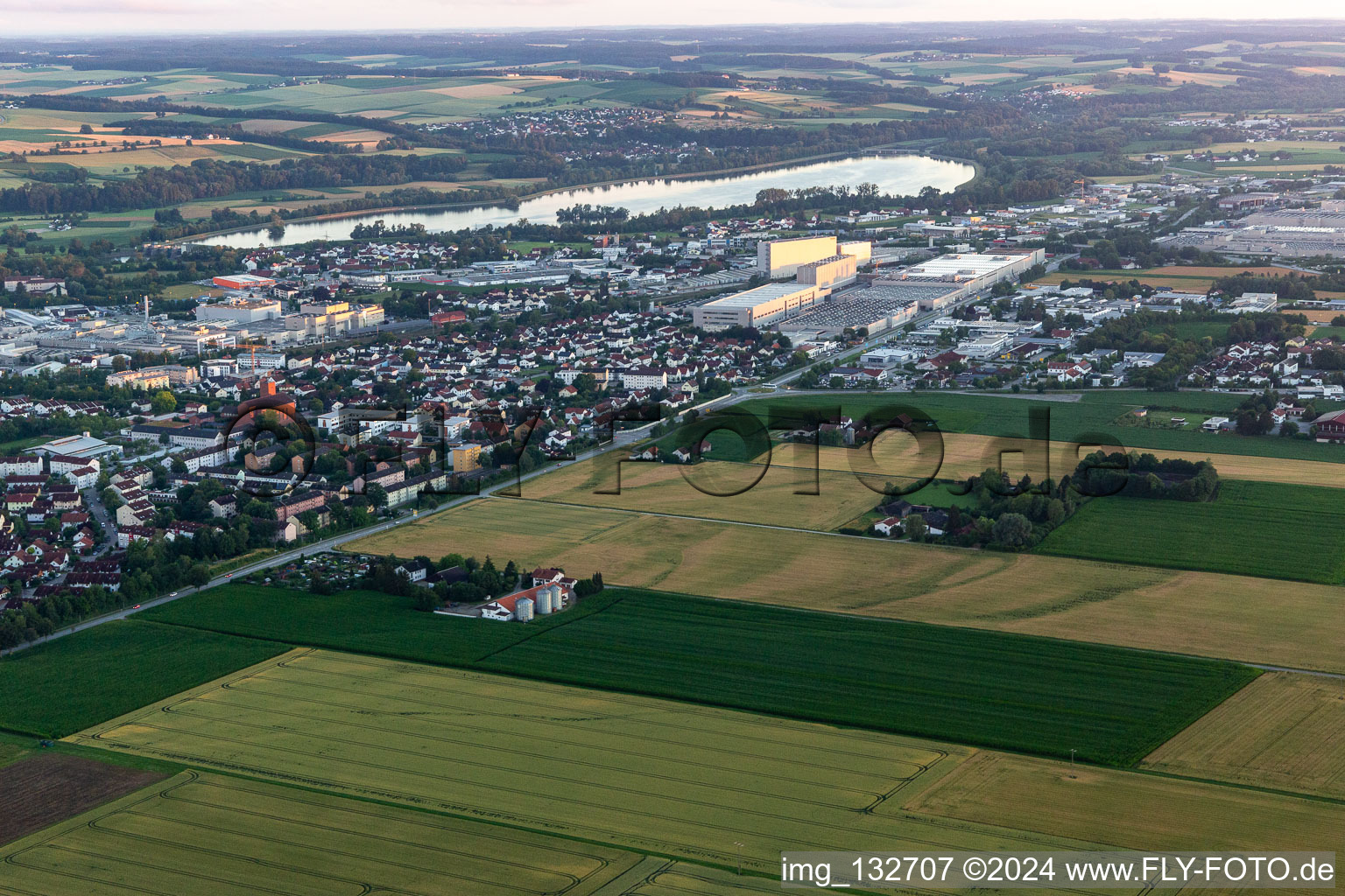 Vue aérienne de Usine BMW 2.1 et 2.2 dans la zone industrielle de Goben à le quartier Höll in Dingolfing dans le département Bavière, Allemagne