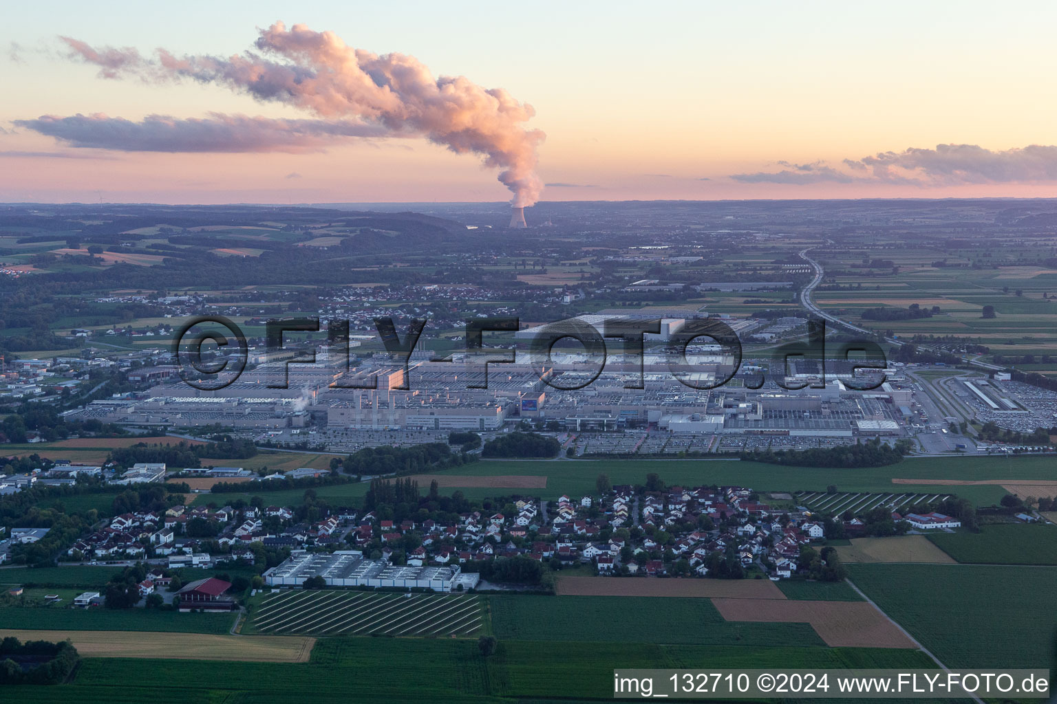 Vue aérienne de Usine BMW 2.40 à le quartier Höfen in Dingolfing dans le département Bavière, Allemagne