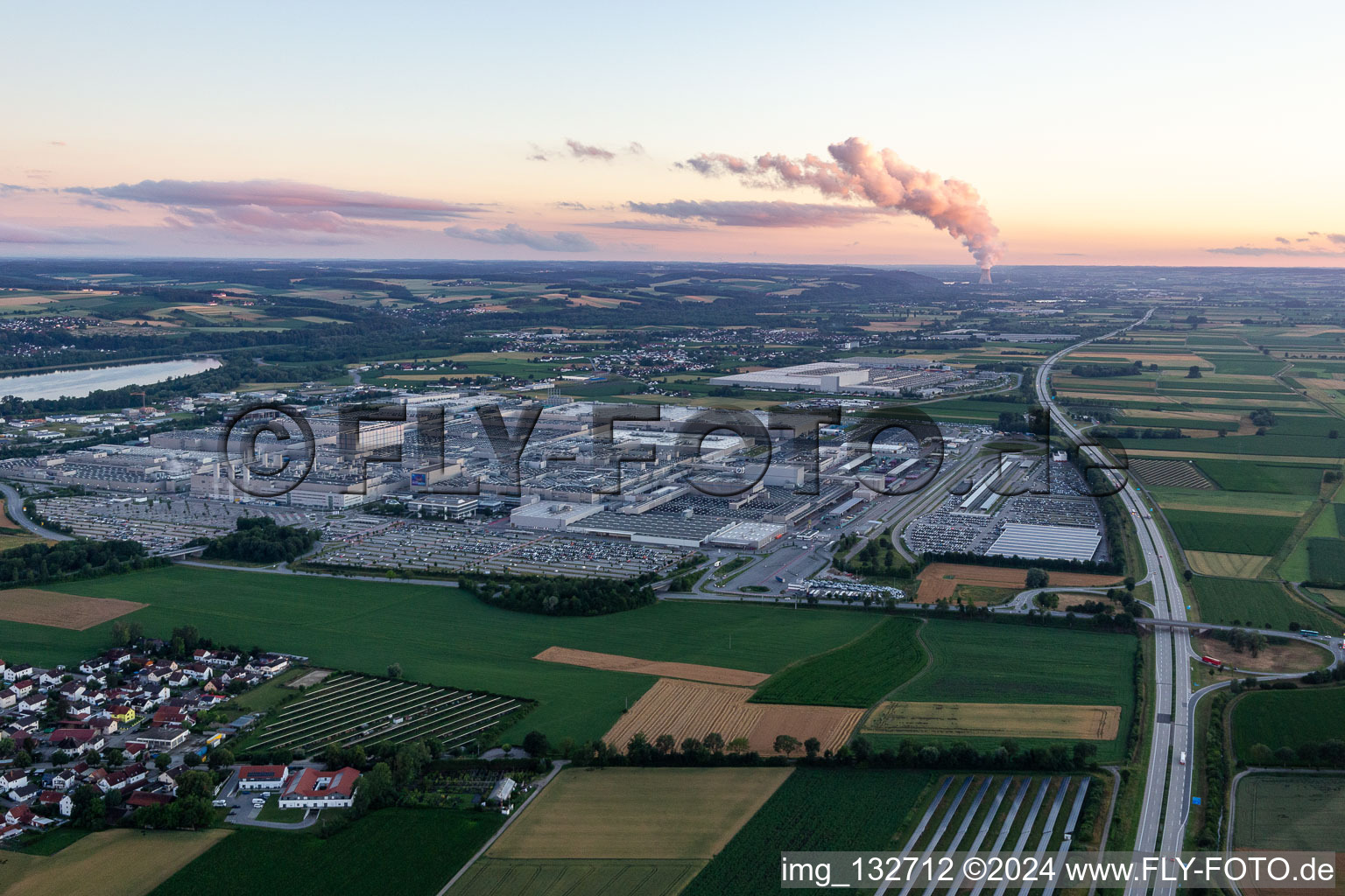 Vue aérienne de Usine BMW 2.40 à le quartier Höfen in Dingolfing dans le département Bavière, Allemagne