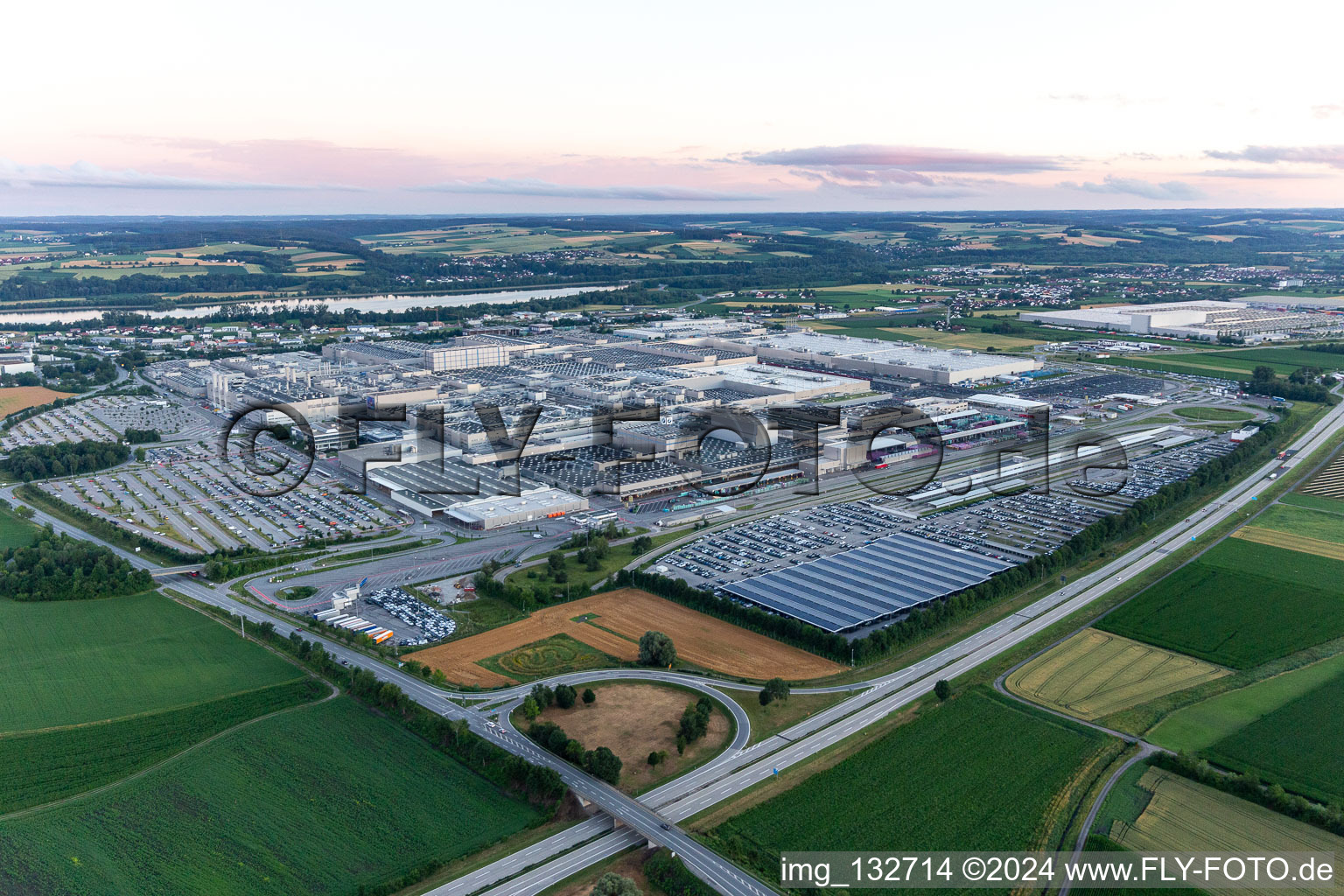 Photographie aérienne de Usine BMW 2.40 à le quartier Höfen in Dingolfing dans le département Bavière, Allemagne