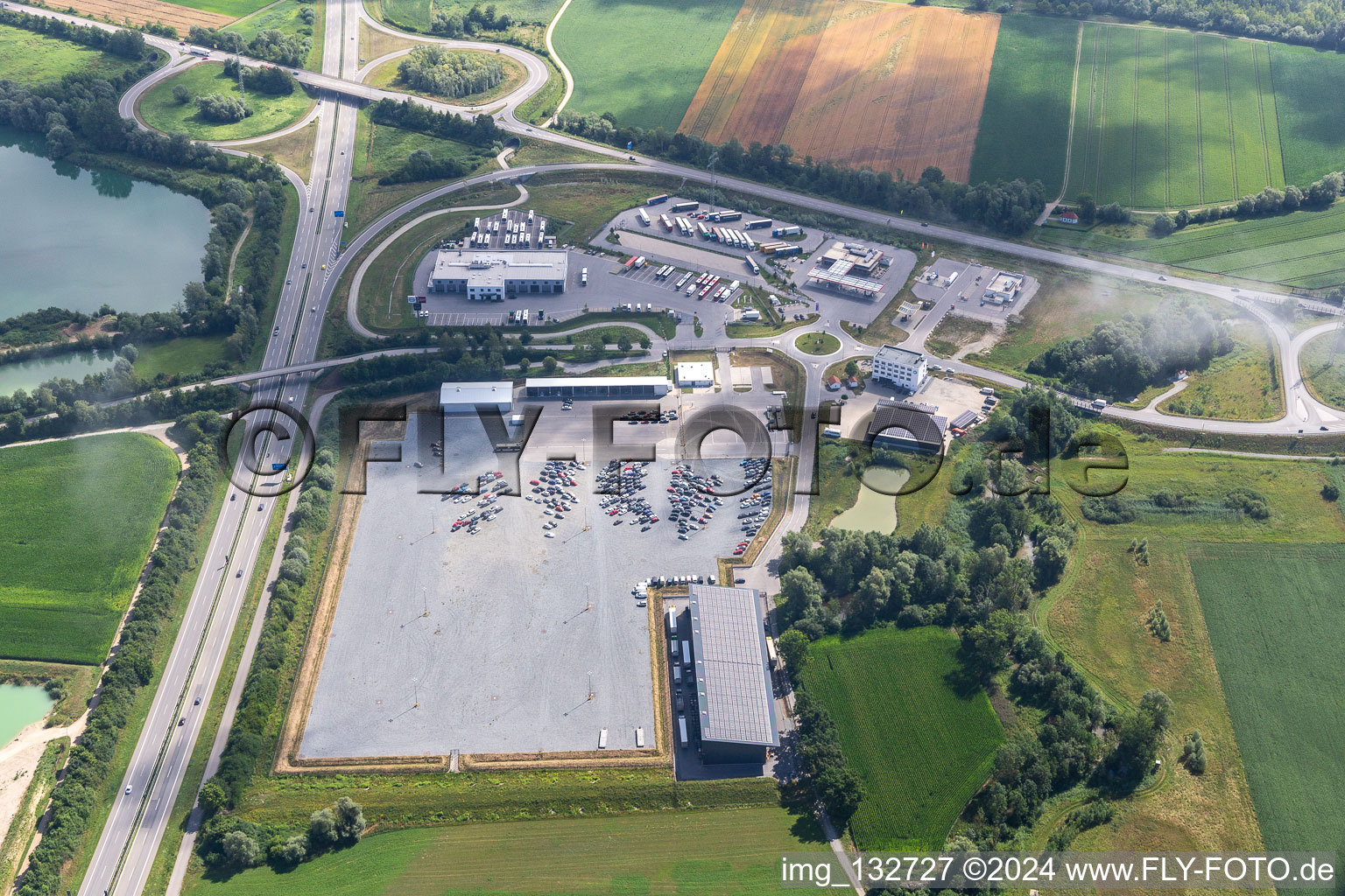 Vue aérienne de Esso Autohof Pilsting et la maison de ventes aux enchères automobiles Copart Deutschland GmbH - site de Munich à Pilsting dans le département Bavière, Allemagne