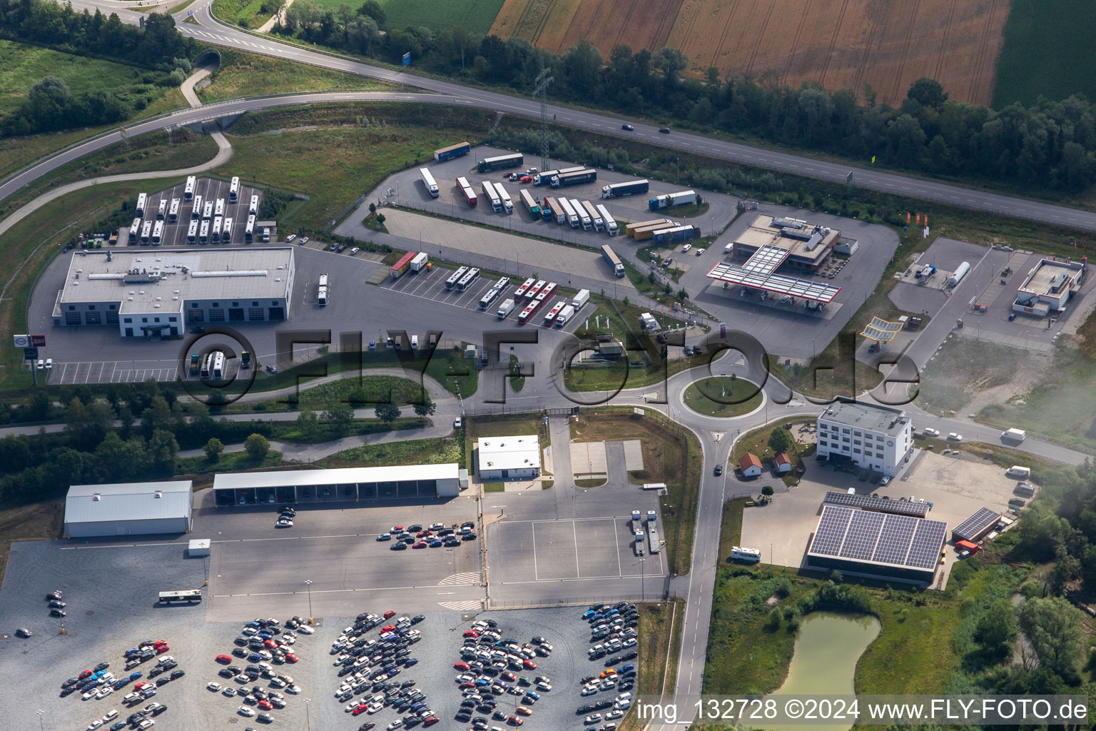 Vue aérienne de Esso Autohof Pilsting et la maison de ventes aux enchères automobiles Copart Deutschland GmbH - site de Munich à Pilsting dans le département Bavière, Allemagne