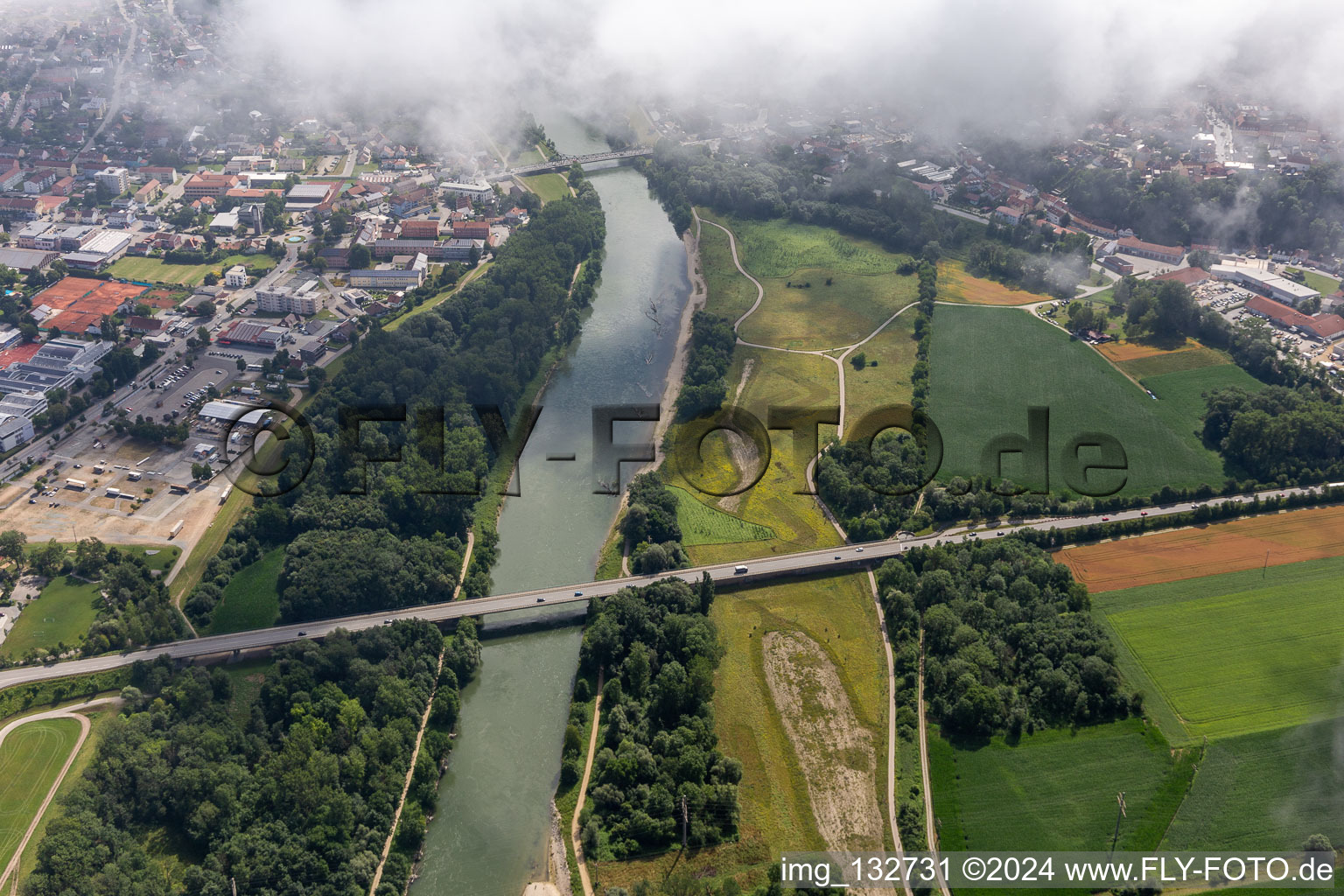 Vue aérienne de Ponts sur l'Isar à Landau an der Isar dans le département Bavière, Allemagne