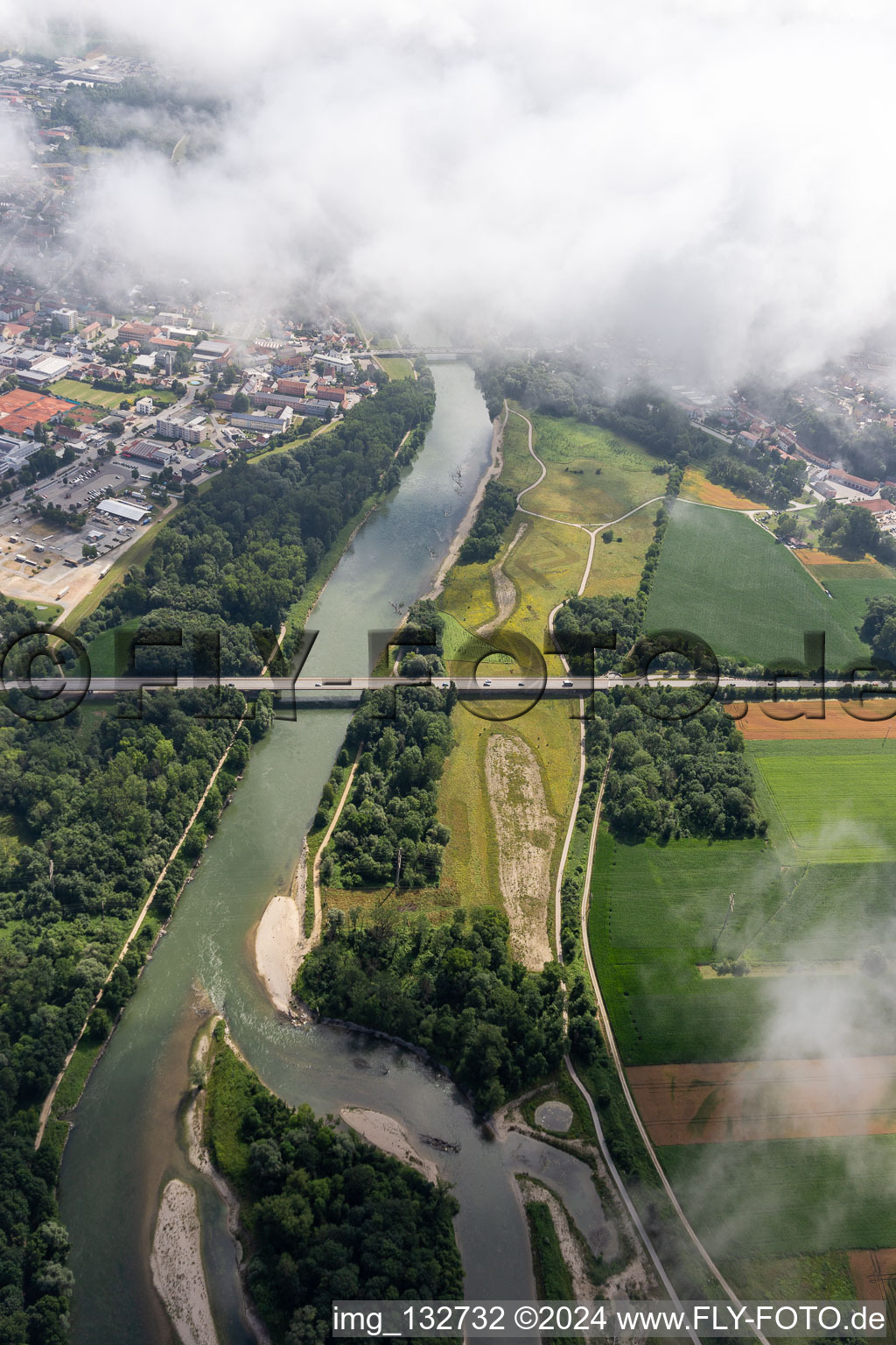 Vue aérienne de Ponts sur l'Isar à Landau an der Isar dans le département Bavière, Allemagne