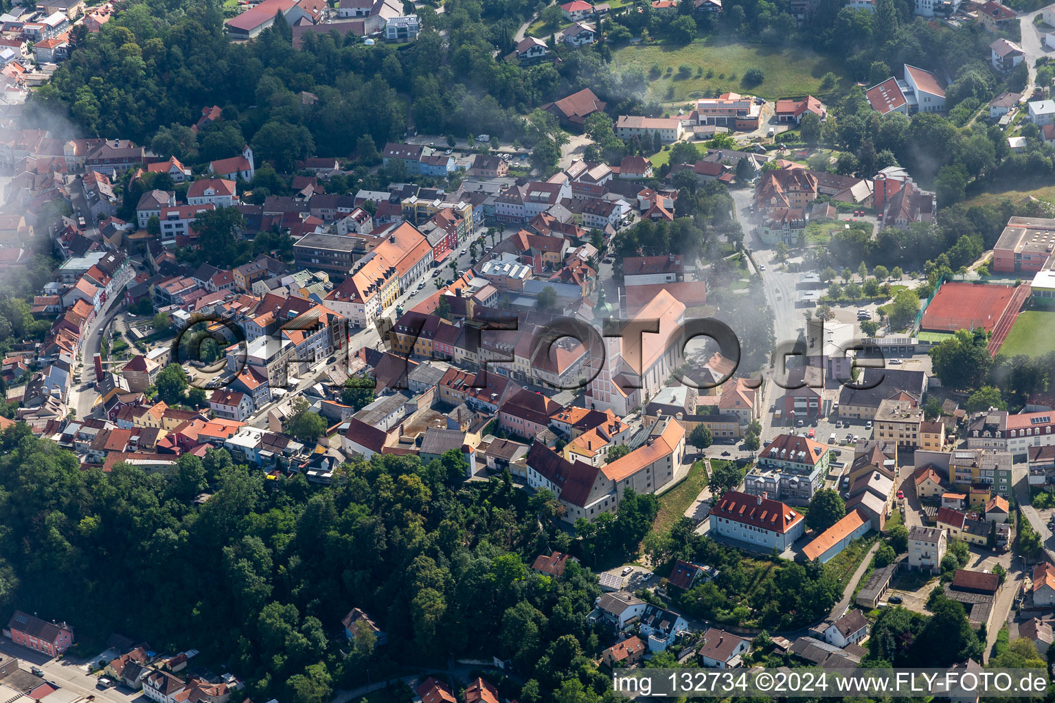 Vue aérienne de Place haute de la ville avec église paroissiale de l'Assomption de Marie à le quartier Zanklau in Landau an der Isar dans le département Bavière, Allemagne