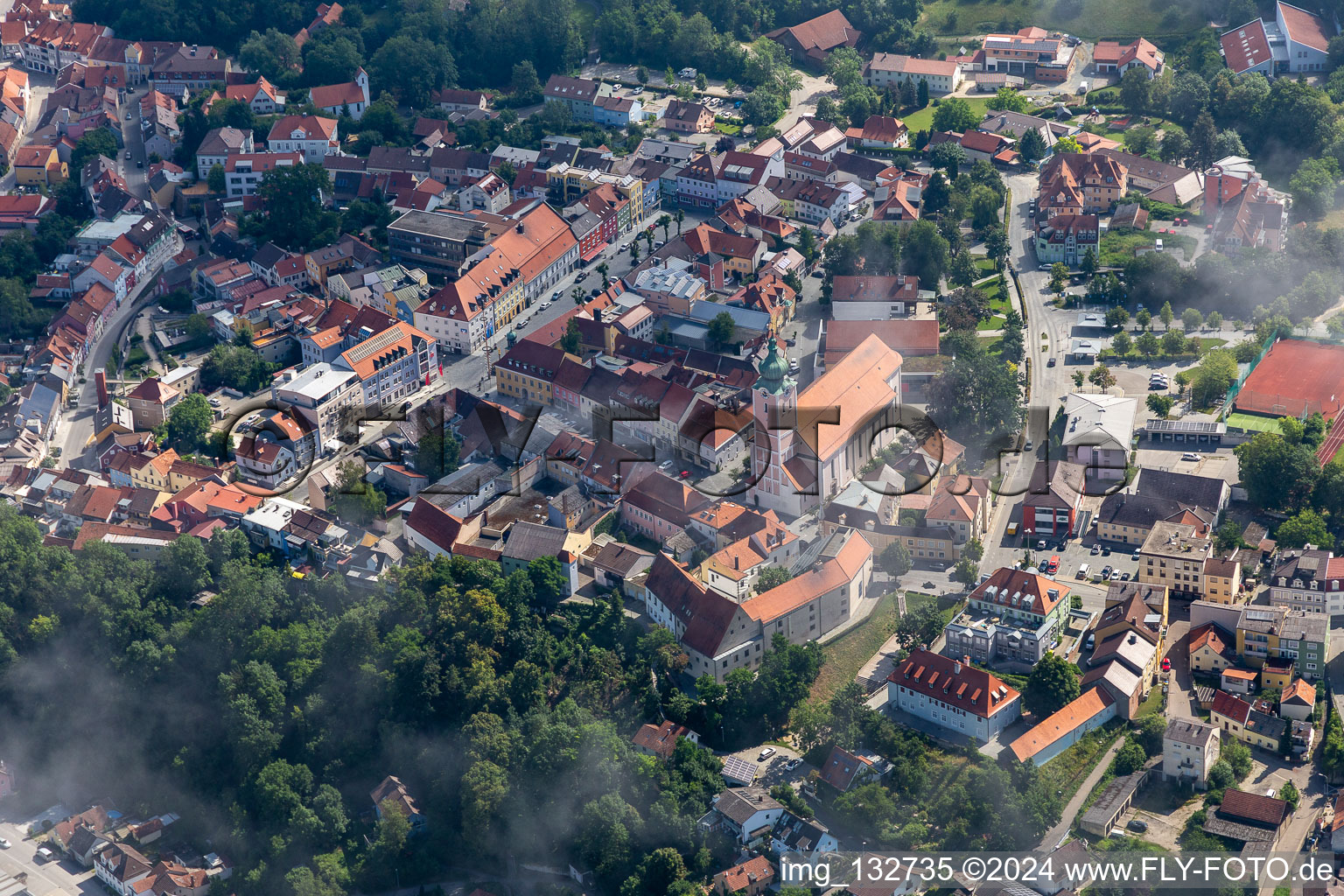 Vue aérienne de Place haute de la ville avec église paroissiale de l'Assomption de Marie à le quartier Zanklau in Landau an der Isar dans le département Bavière, Allemagne