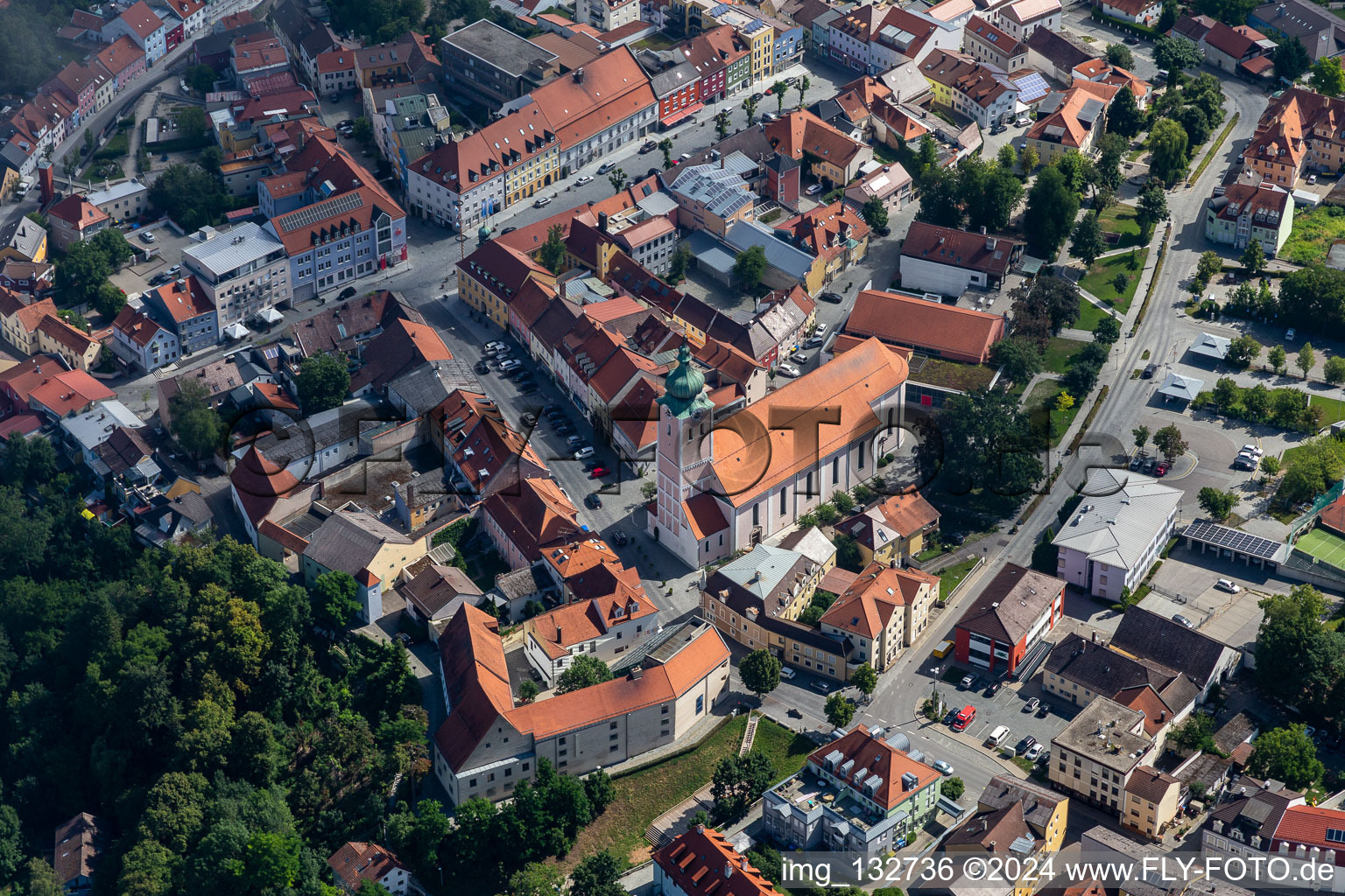 Vue aérienne de Place haute de la ville avec église paroissiale de l'Assomption de Marie à le quartier Zanklau in Landau an der Isar dans le département Bavière, Allemagne