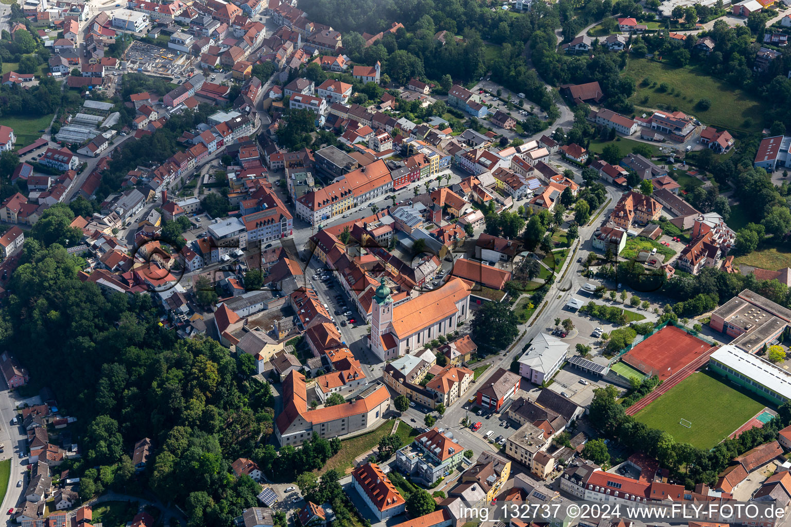 Photographie aérienne de Place haute de la ville avec église paroissiale de l'Assomption de Marie à le quartier Zanklau in Landau an der Isar dans le département Bavière, Allemagne