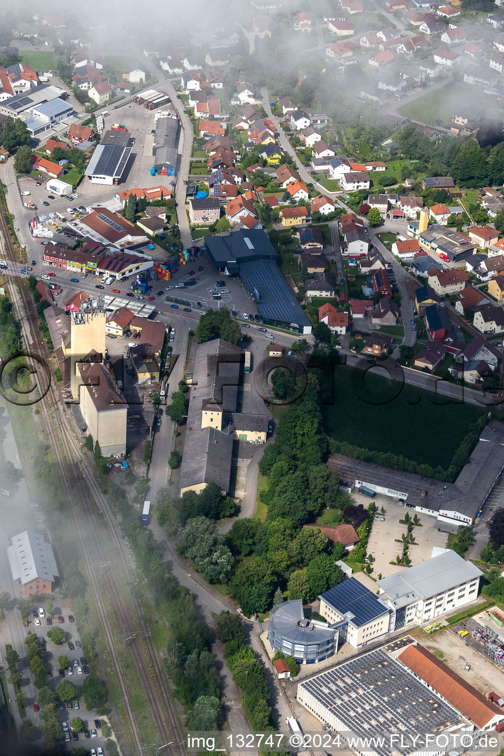 Vue aérienne de Öko-Halle - marché bio et déballé à Landau à Landau an der Isar dans le département Bavière, Allemagne