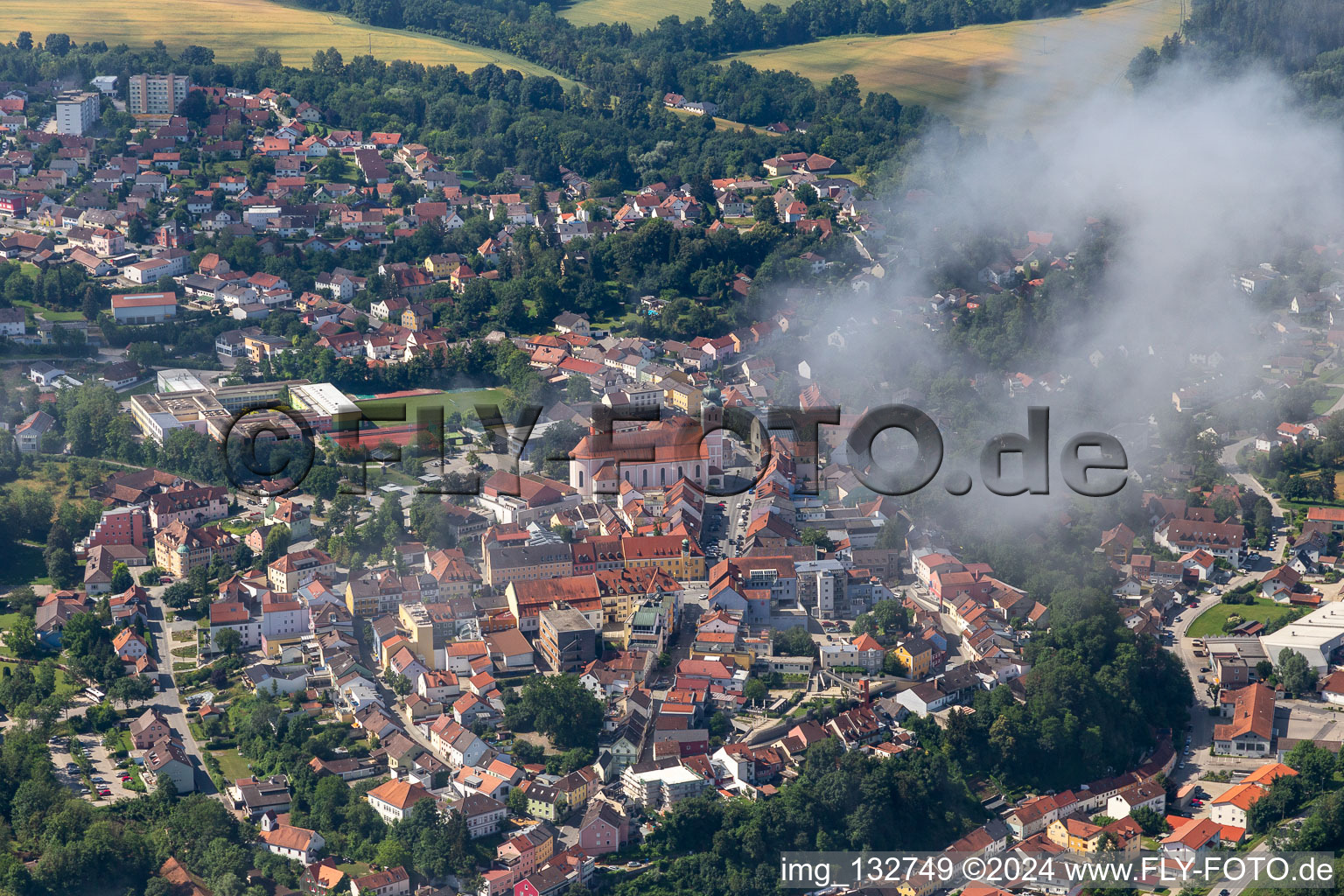 Vue aérienne de Place haute de la ville avec église paroissiale de l'Assomption de Marie à le quartier Zanklau in Landau an der Isar dans le département Bavière, Allemagne