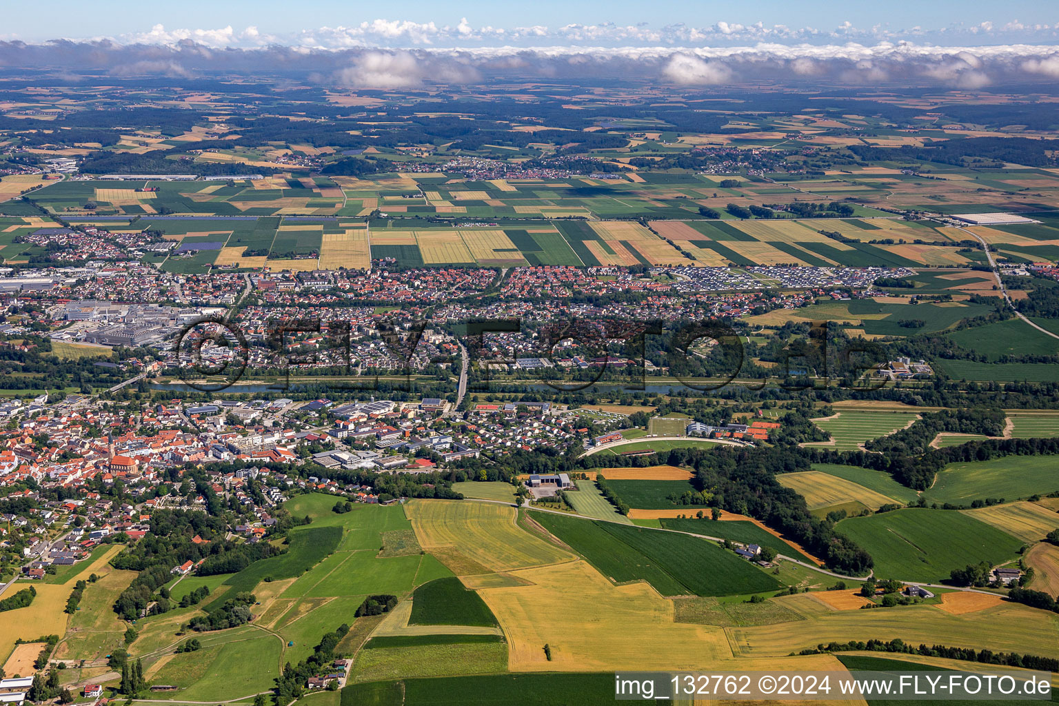 Vue aérienne de Dingolfing dans le département Bavière, Allemagne