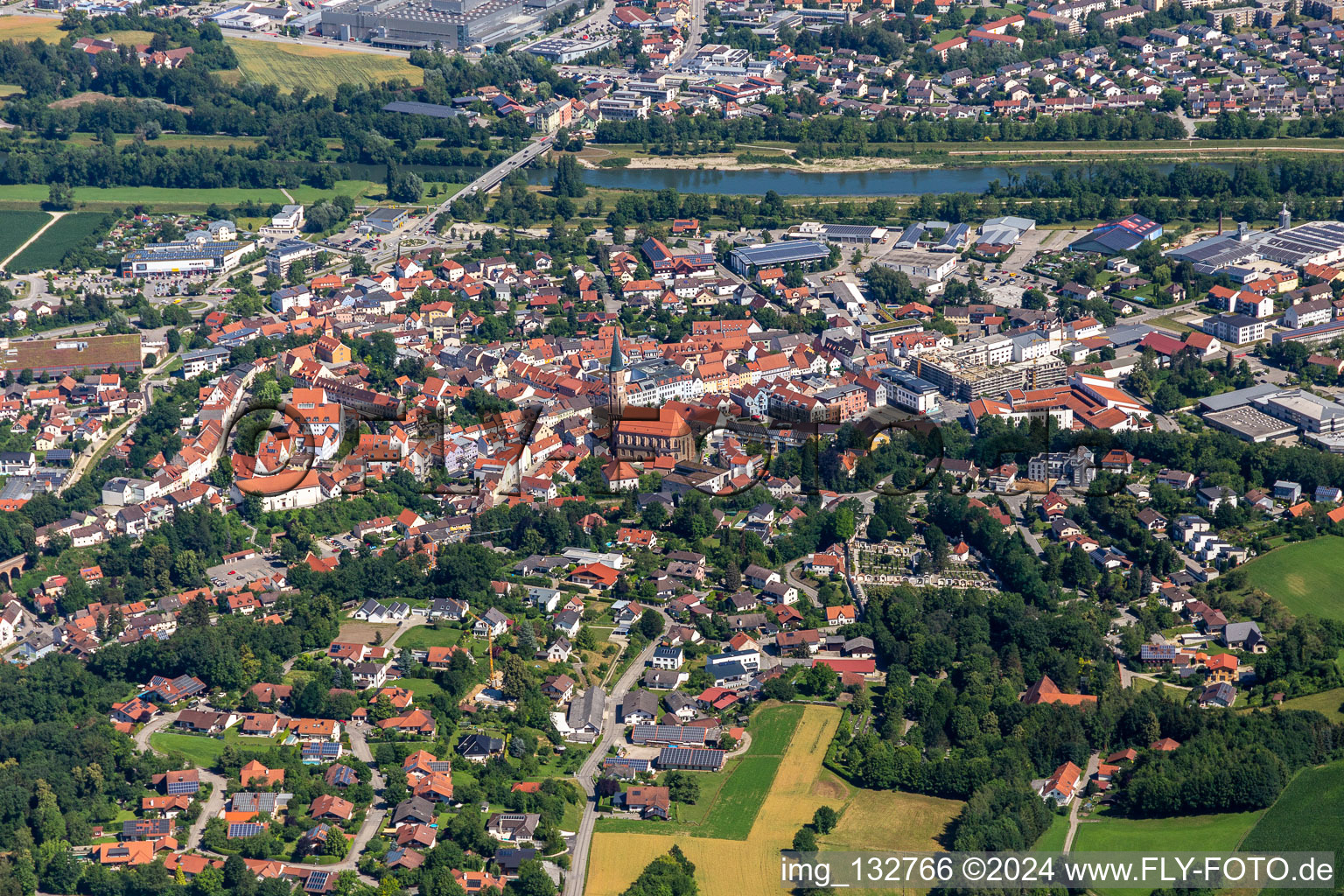 Vue aérienne de Saint-Jean Dingolfing à Dingolfing dans le département Bavière, Allemagne