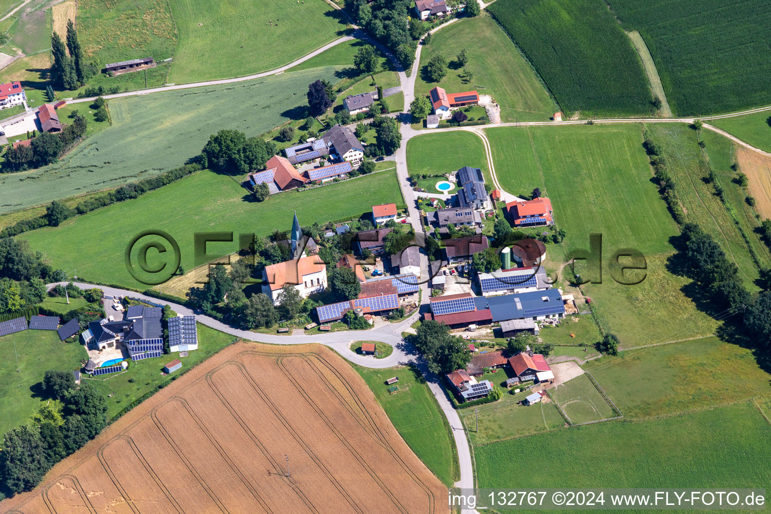 Vue aérienne de Église Saint-Léonard à le quartier Oberdingolfing in Dingolfing dans le département Bavière, Allemagne