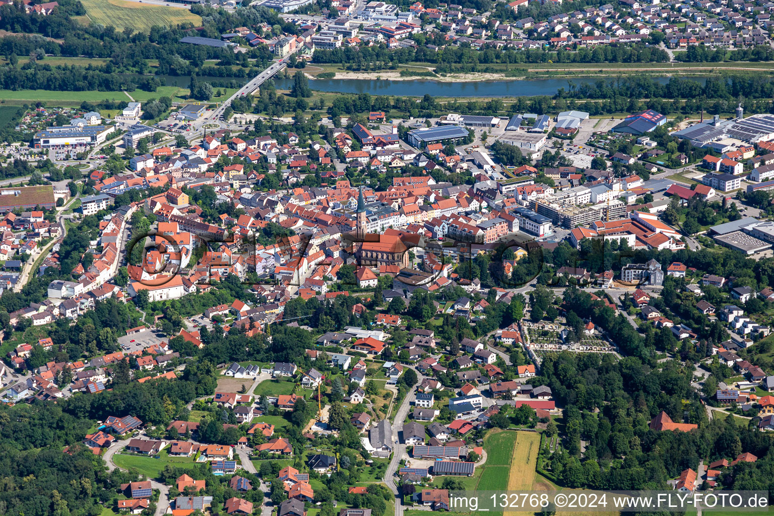 Vue aérienne de Saint-Jean Dingolfing à Dingolfing dans le département Bavière, Allemagne