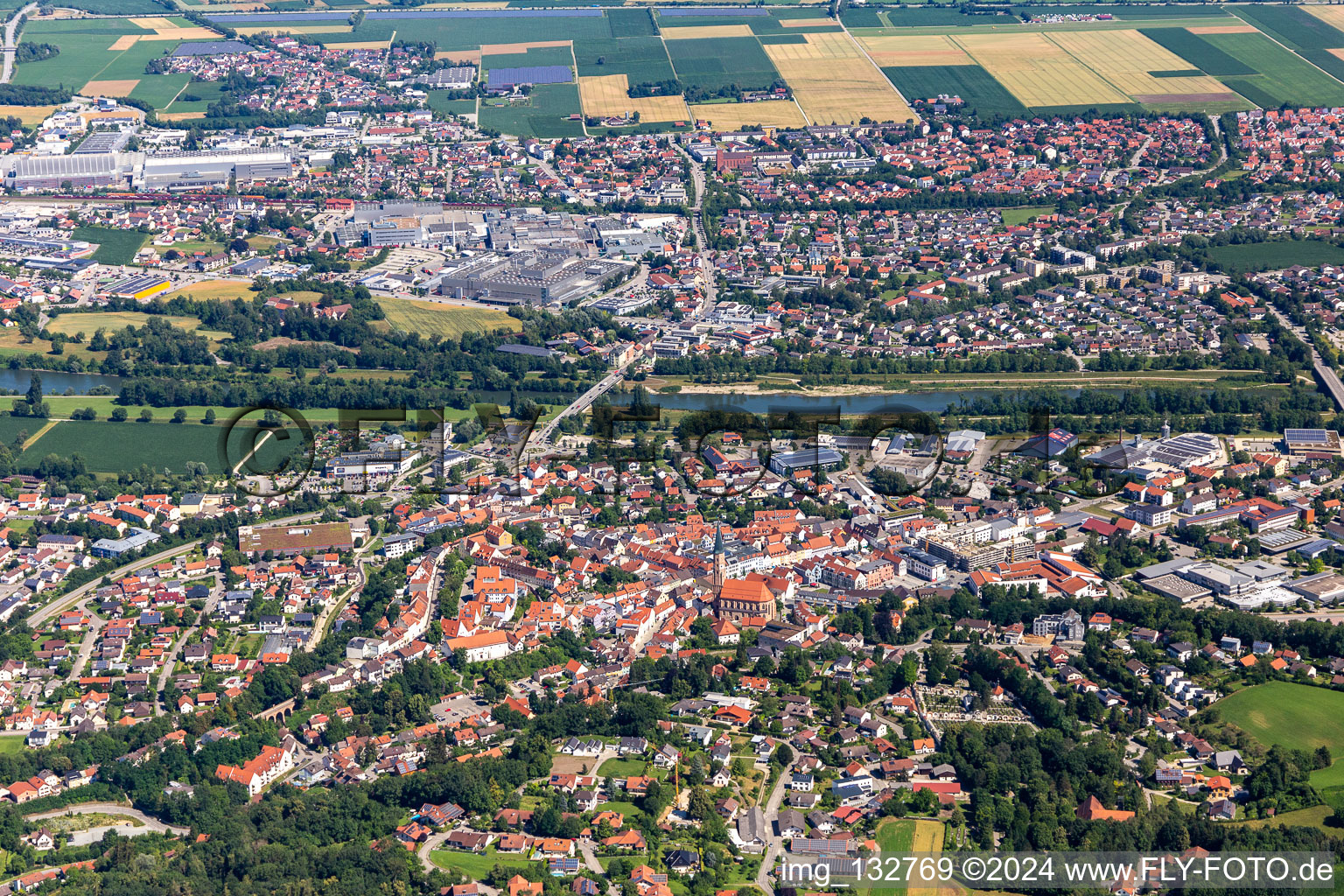 Vue aérienne de Quartier Oberdingolfing in Dingolfing dans le département Bavière, Allemagne