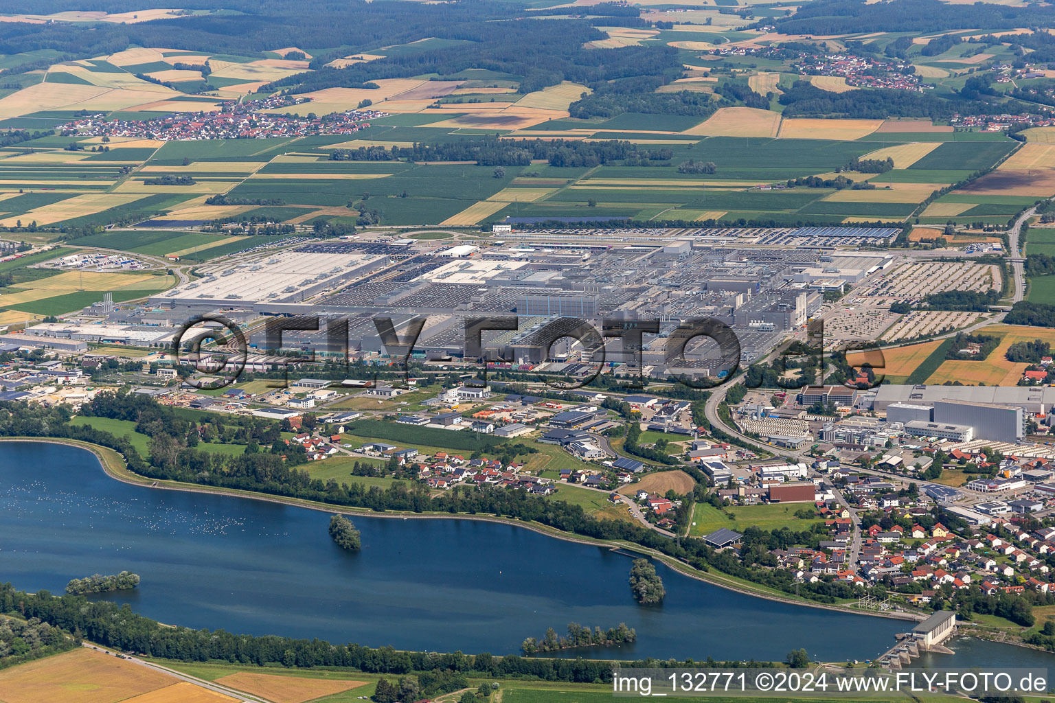 Vue aérienne de Usine BMW 2.40 sur l'Isar à le quartier Höfen in Dingolfing dans le département Bavière, Allemagne