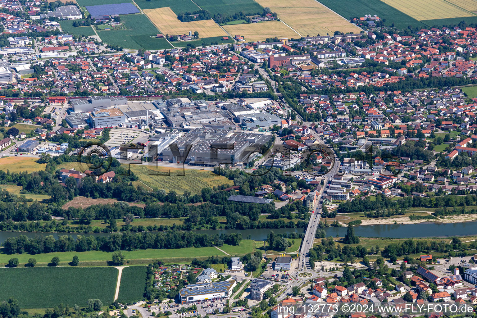 Vue aérienne de Zone industrielle Goben I avec usine BMW 2.1 à le quartier Höll in Dingolfing dans le département Bavière, Allemagne