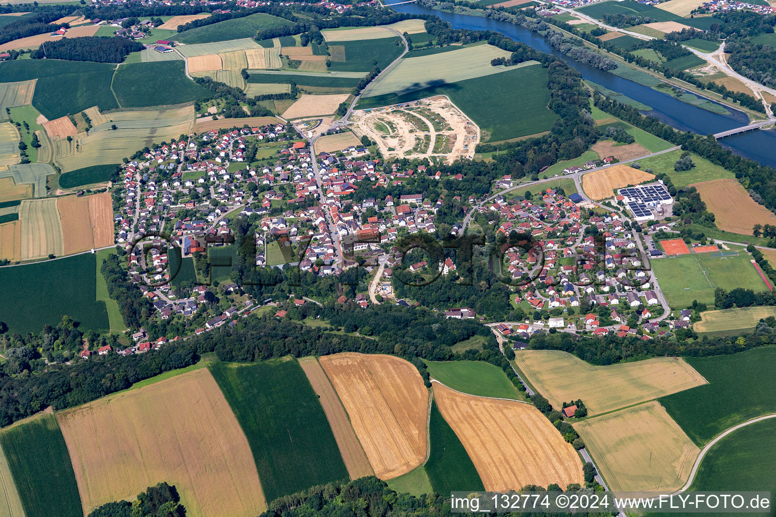 Vue aérienne de Quartier Teisbach in Dingolfing dans le département Bavière, Allemagne