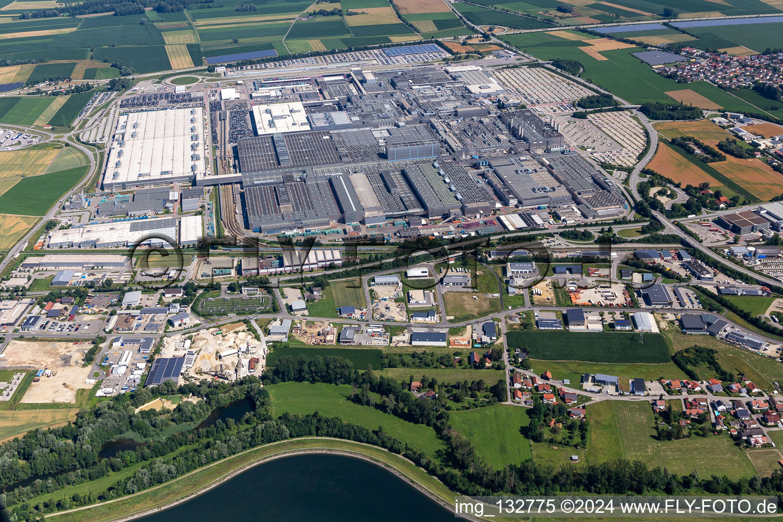 Vue aérienne de Usine BMW 2.40 sur l'Isar à le quartier Höfen in Dingolfing dans le département Bavière, Allemagne